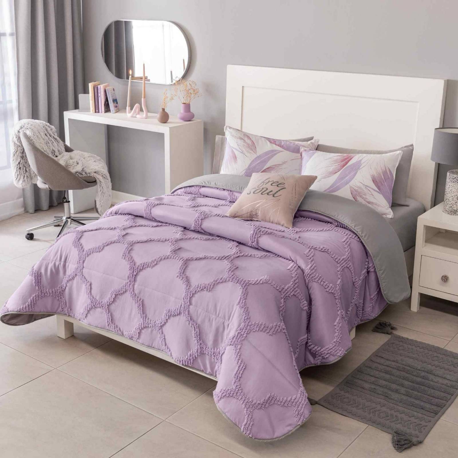 Edredón king size morado c/ relieve. Incluye fundas y cojín
