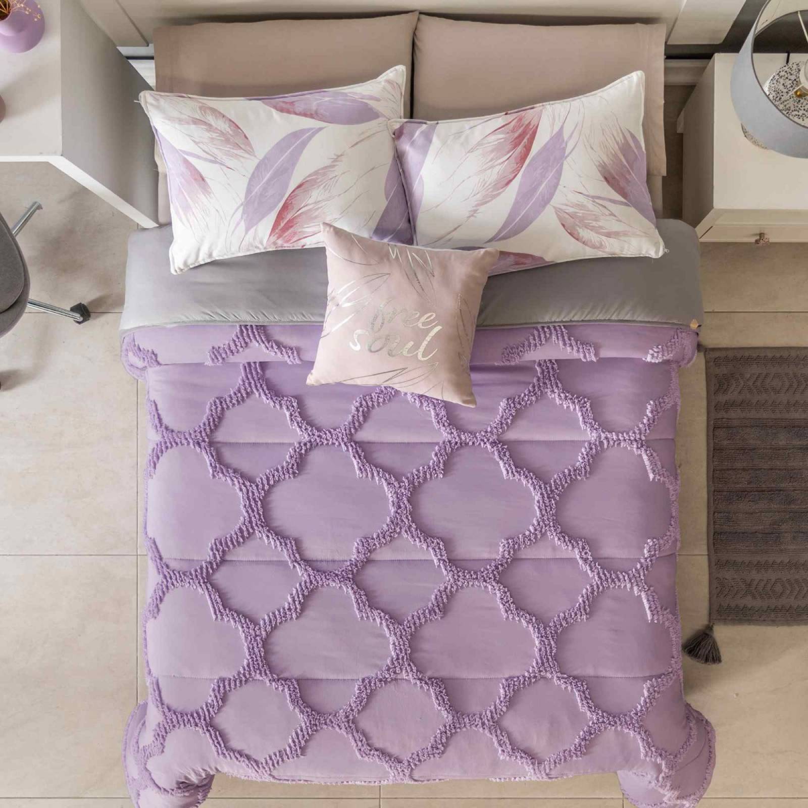 Edredón king size morado c/ relieve. Incluye fundas y cojín