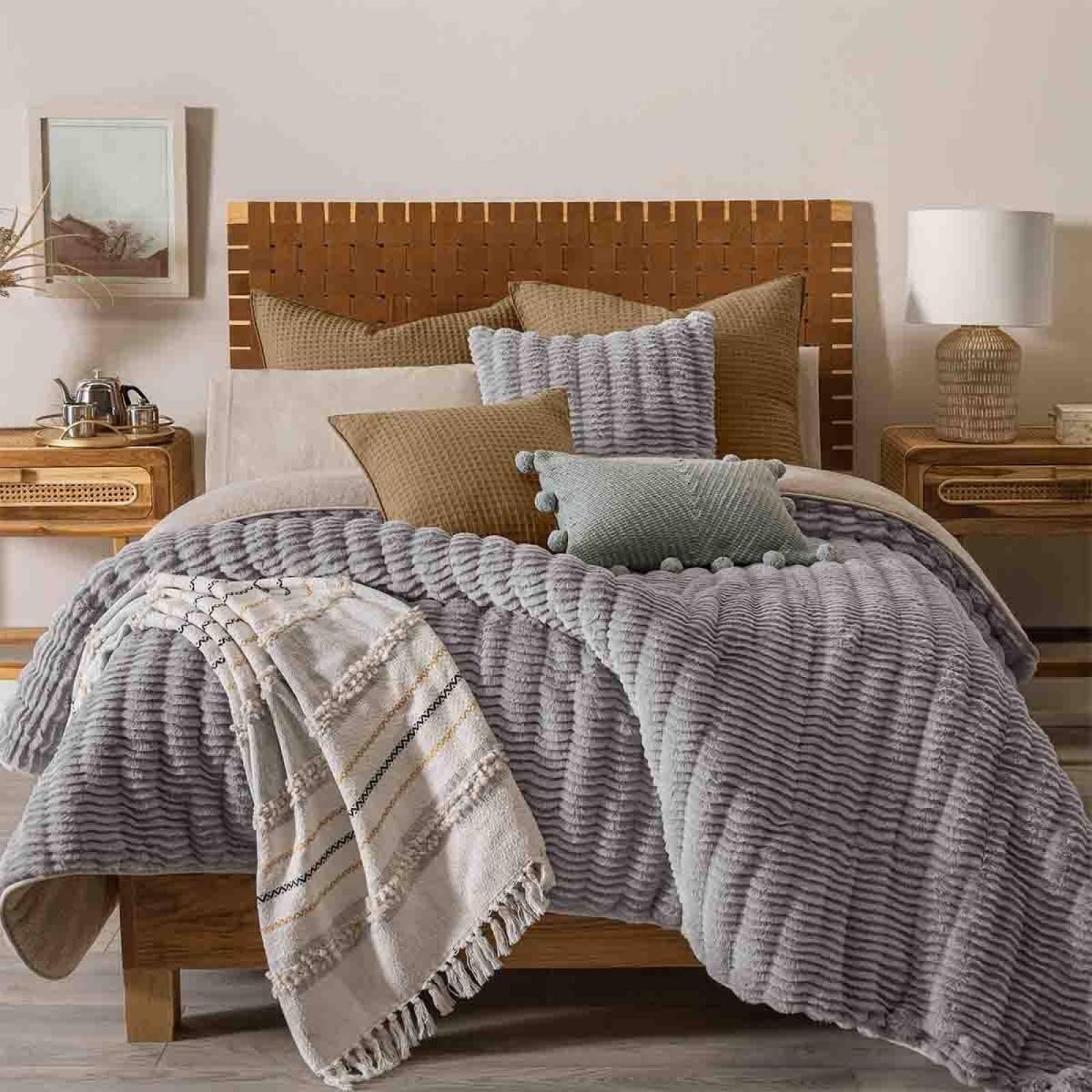 Frazada gris suave con relieve elegante