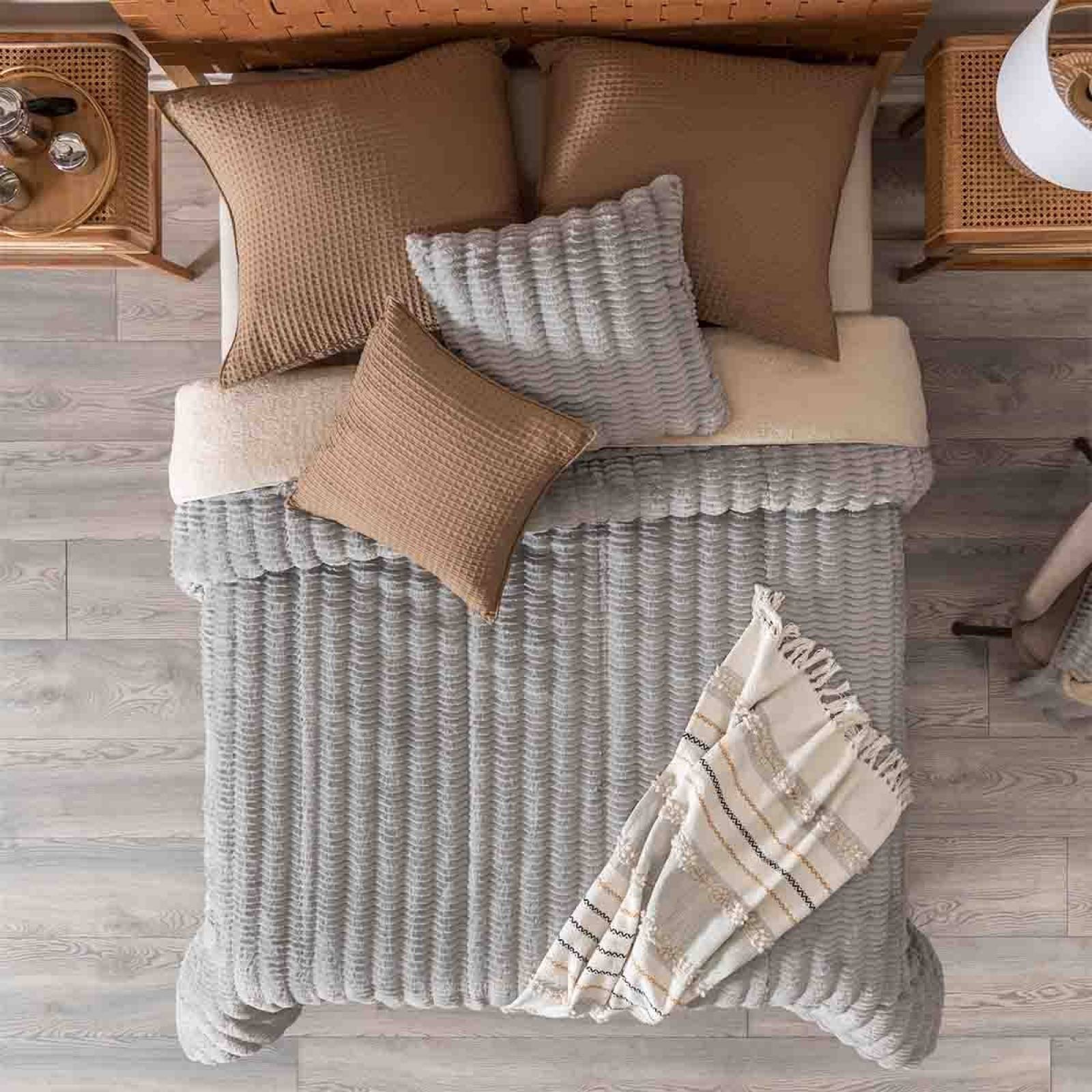 Cobertor king gris suave con relieve elegante