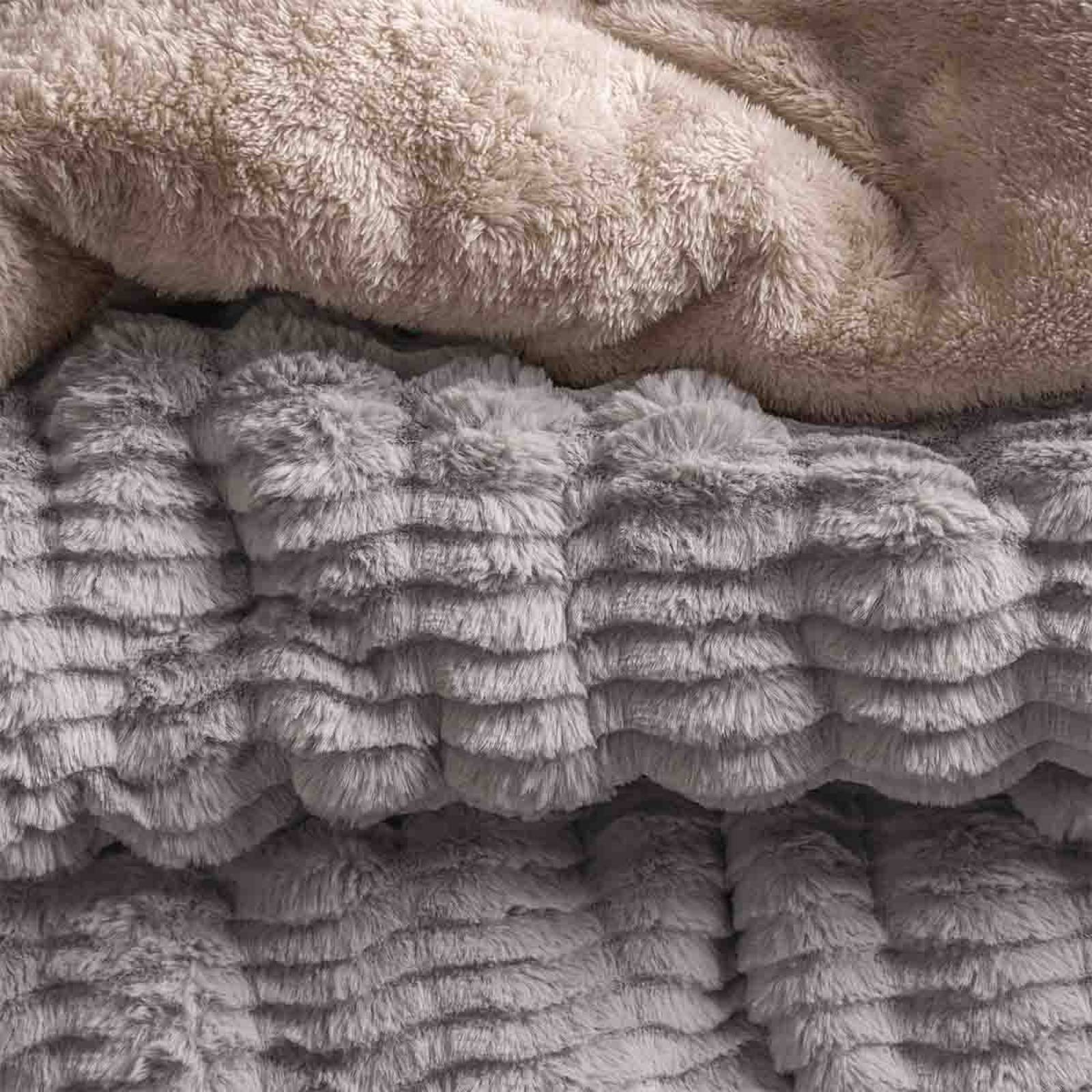 Cobertor king gris suave con relieve elegante