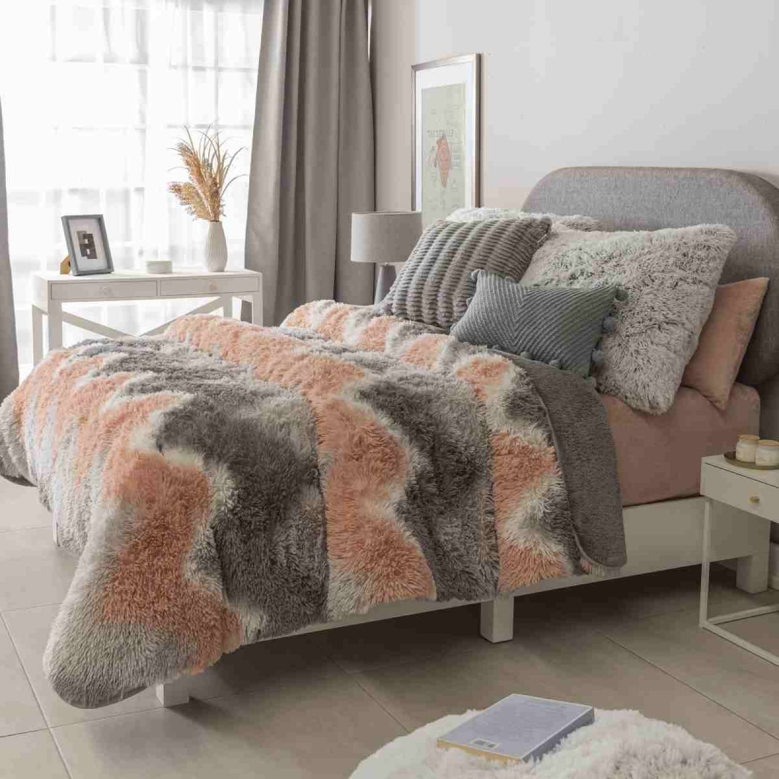 Cobertor king grecas rosa gris de pelo largo.