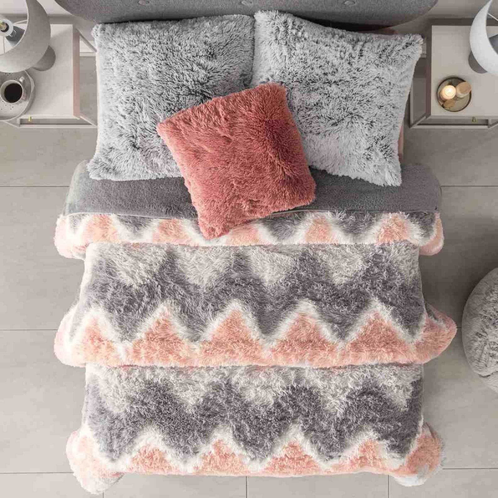 Cobertor king grecas rosa gris de pelo largo.
