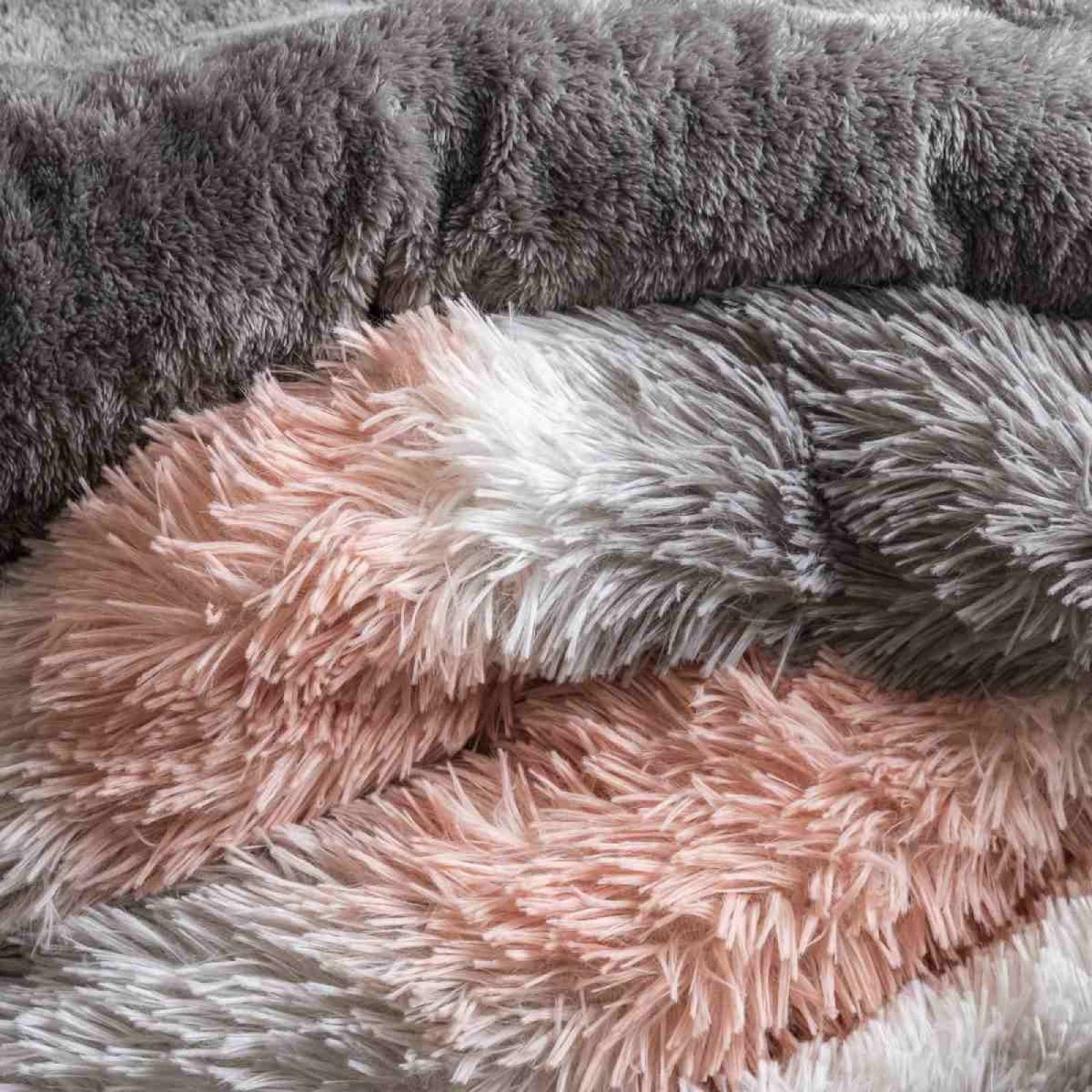 Cobertor matrimonial grecas rosa gris de pelo largo.