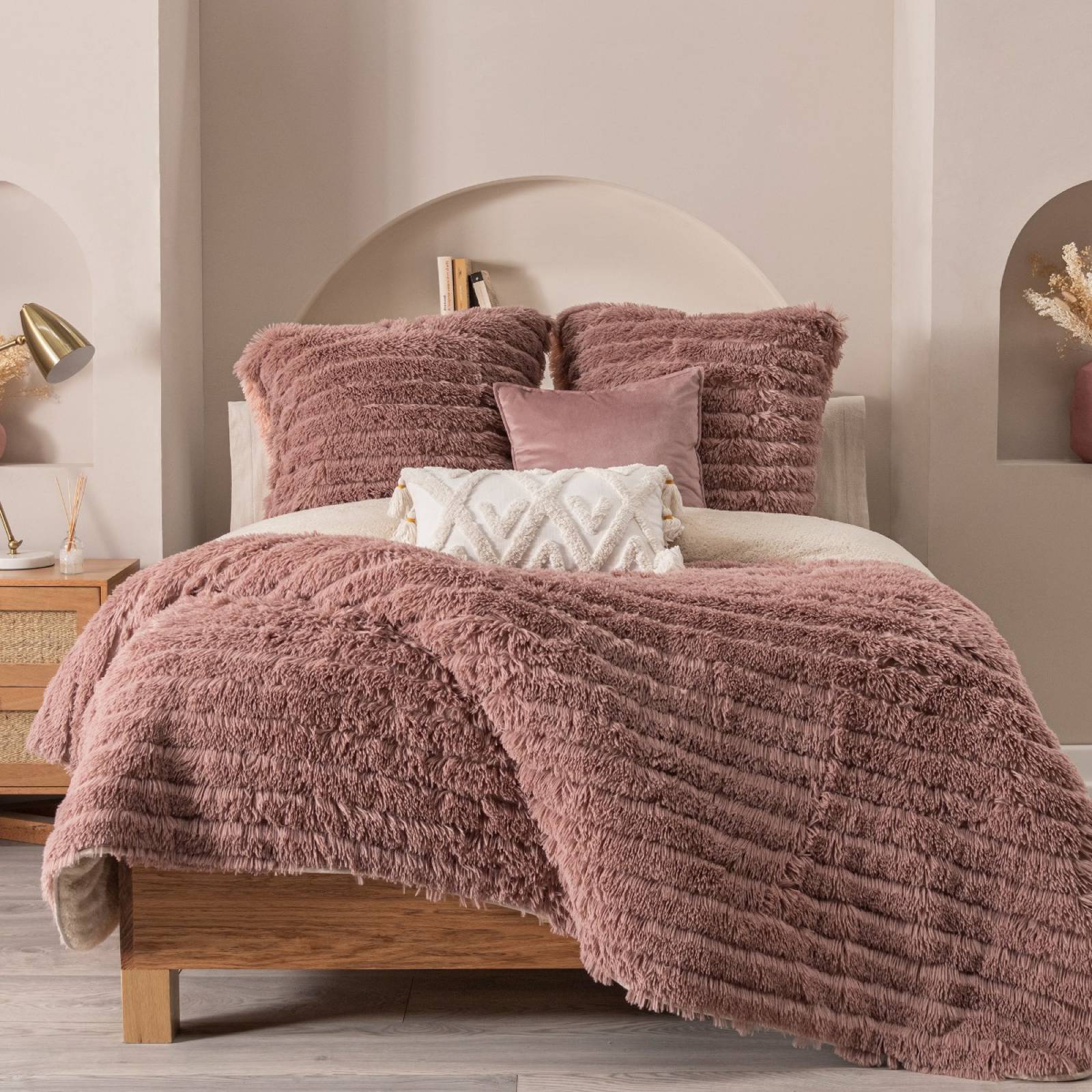 Frazada rosa peludo con relieve. Edredon aborregado