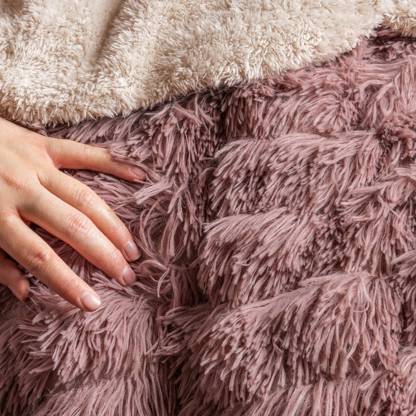 Cobertor king rosa peludo con relieve.