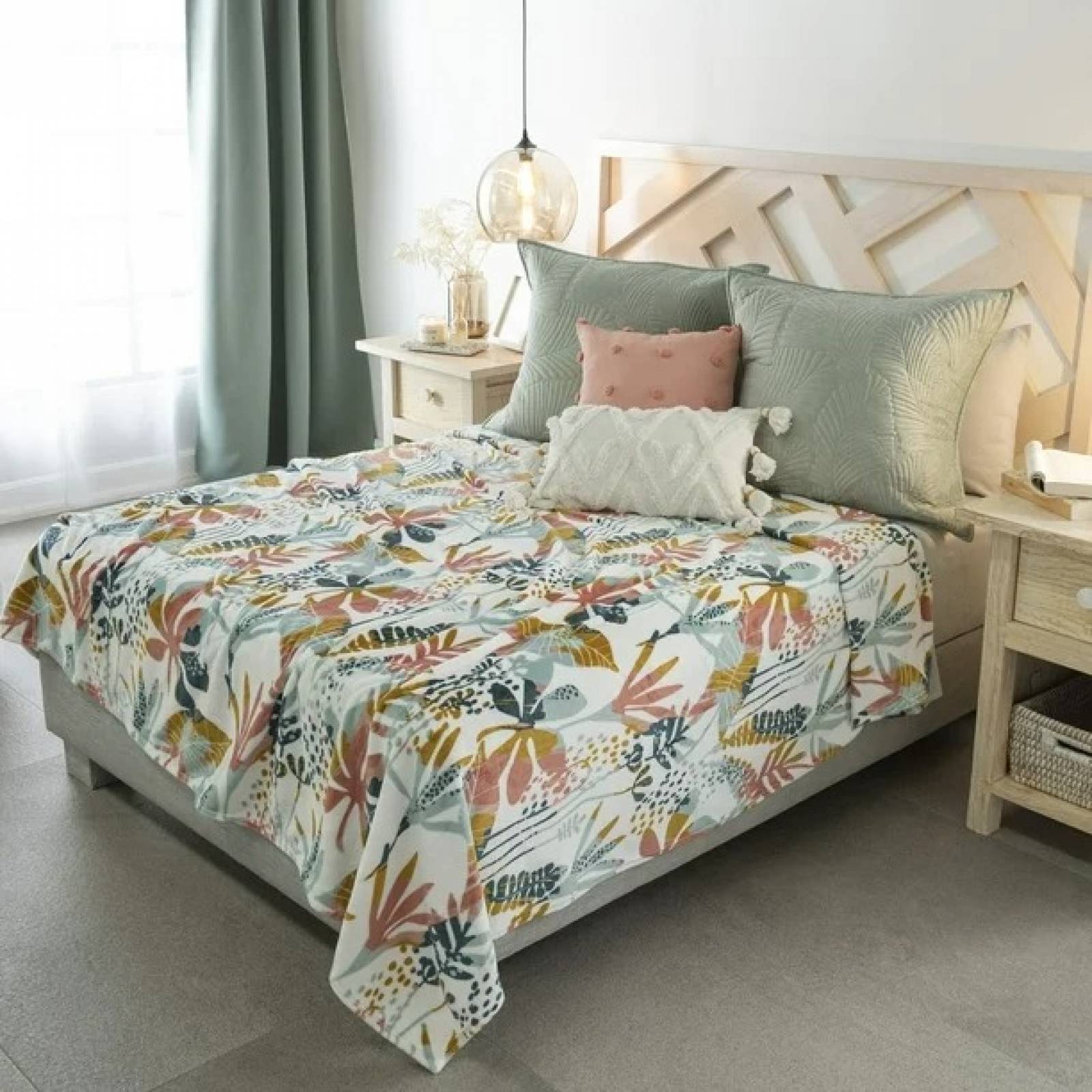 Cobija queen ligera afelpada crema con flora