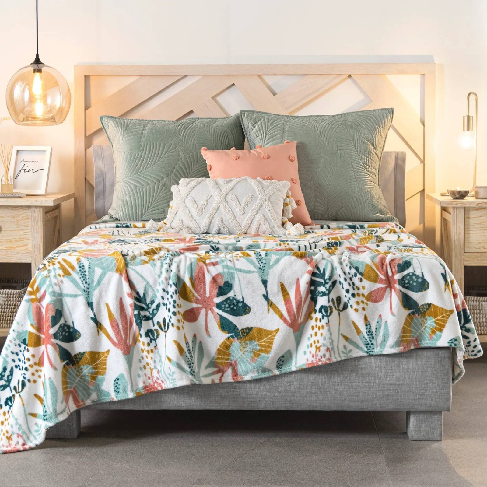 Cobija queen ligera afelpada crema con flora