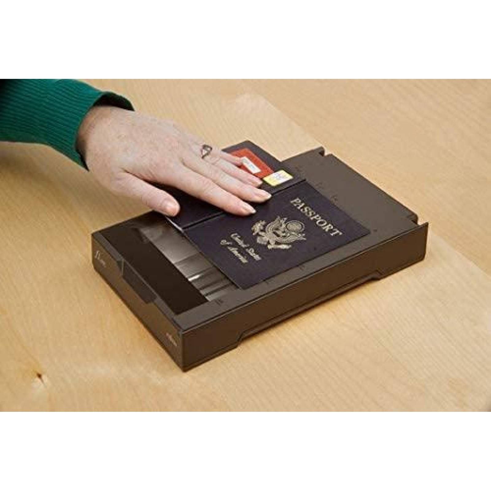 Escaner Fujitsu fi-65F Para DNI y pasaportes -Negro