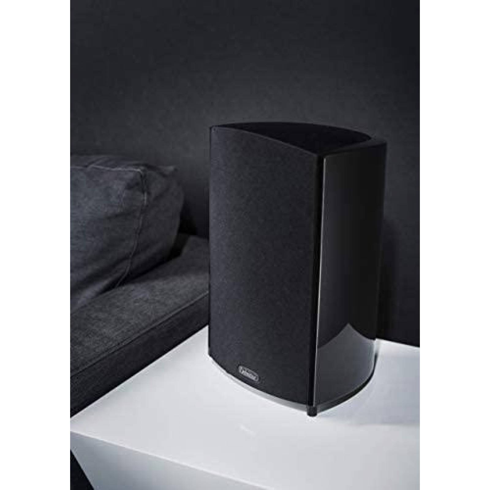 Bocina Definitive Technology Casera de 6.5" x 6.3" x 10.9"