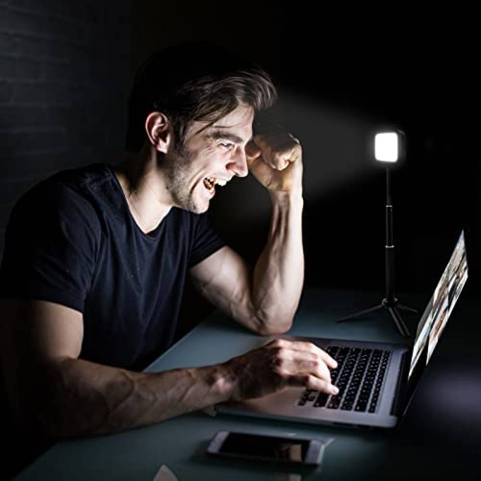 Luz Portatil Obeamiu LED para Camara Incluye Mini Tripode