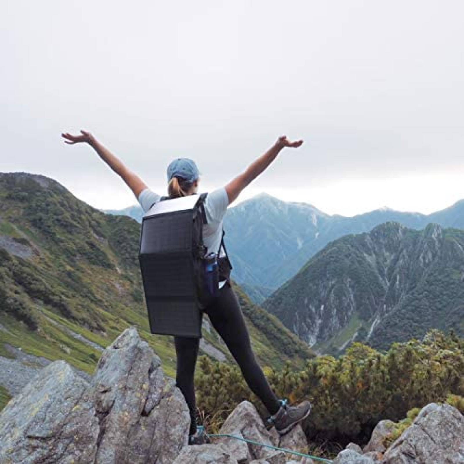 Cargador Solar SinKeu de 88.8Wh/65Watts USB -Negro