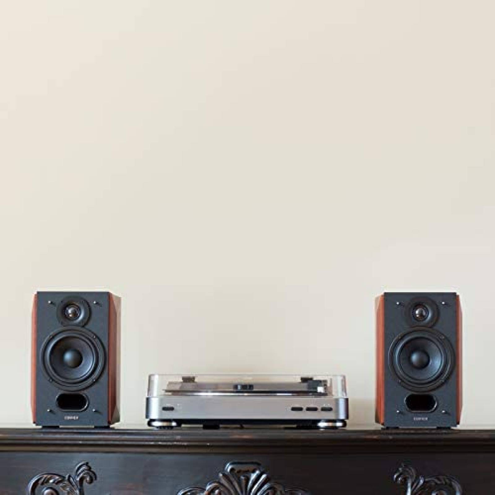 2 Bocinas Edifier P17 20W con Soporte de Pared -Madera