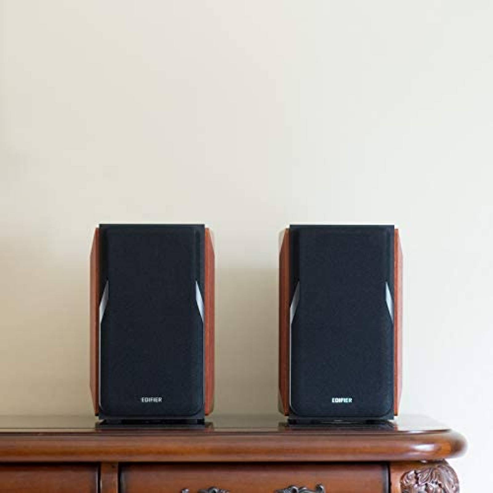 2 Bocinas Edifier P17 20W con Soporte de Pared -Madera