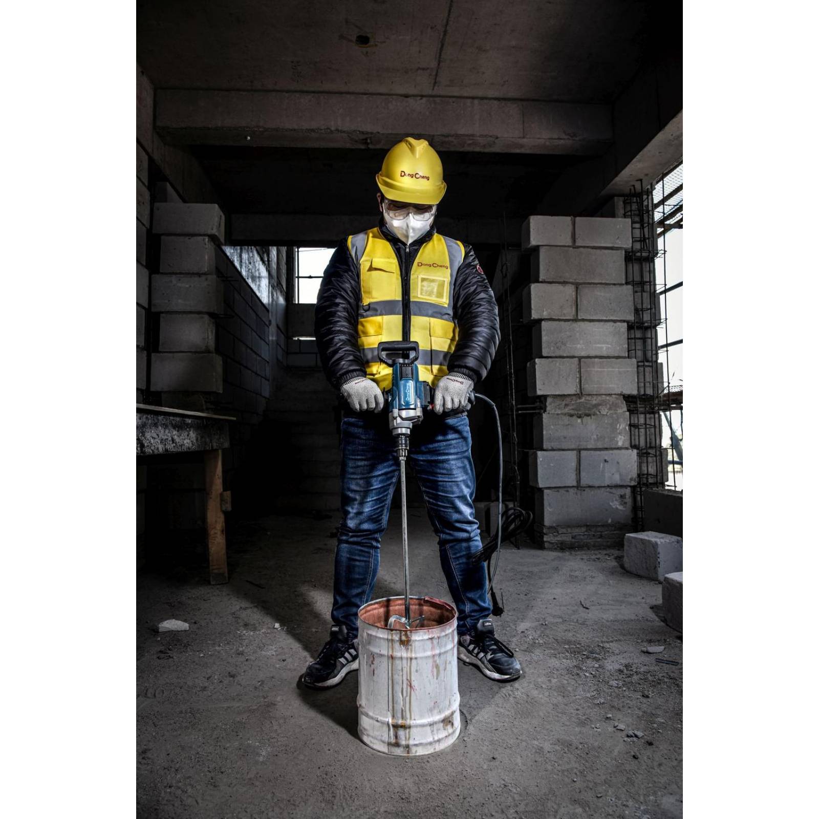 Taladro industrial DC 1/2´ 1650W + jgo de brocas makita 