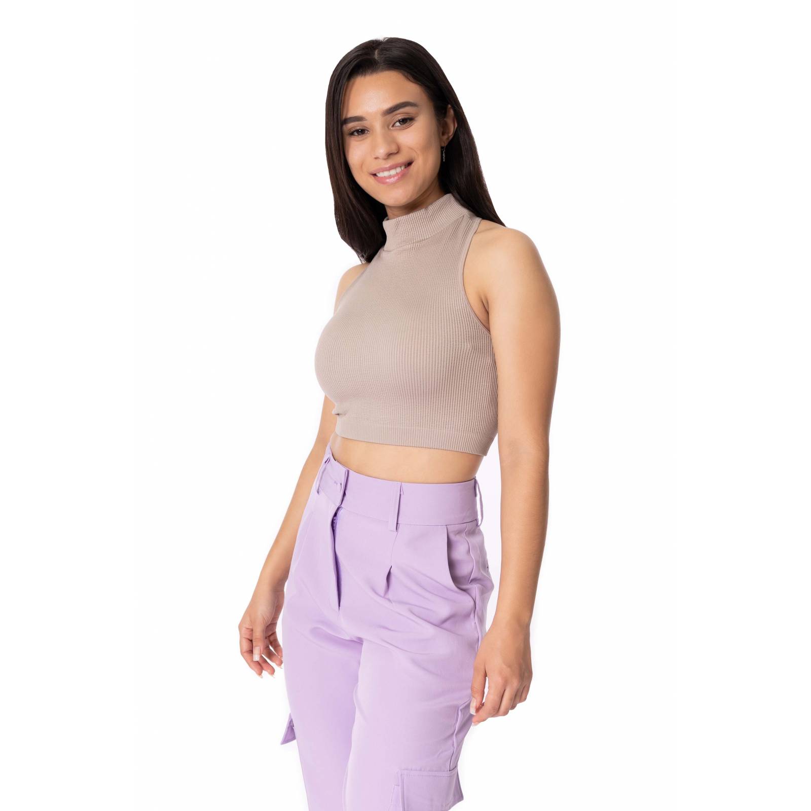 Top de tirantes gruesos y cuello de tortuga.