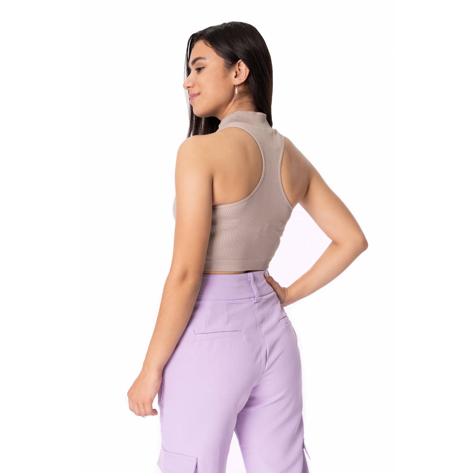 Top de tirantes gruesos y cuello de tortuga.