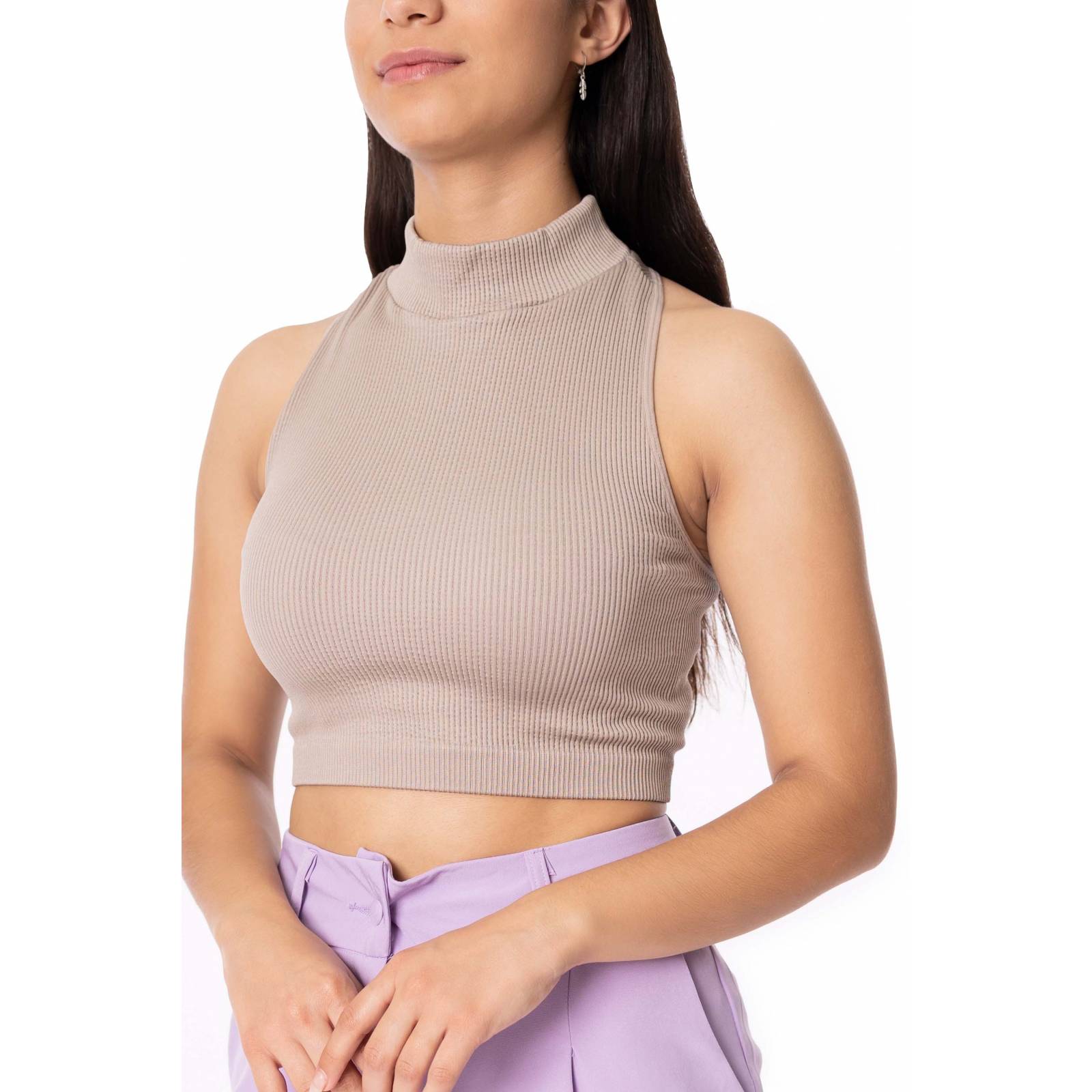 Top de tirantes gruesos y cuello de tortuga.