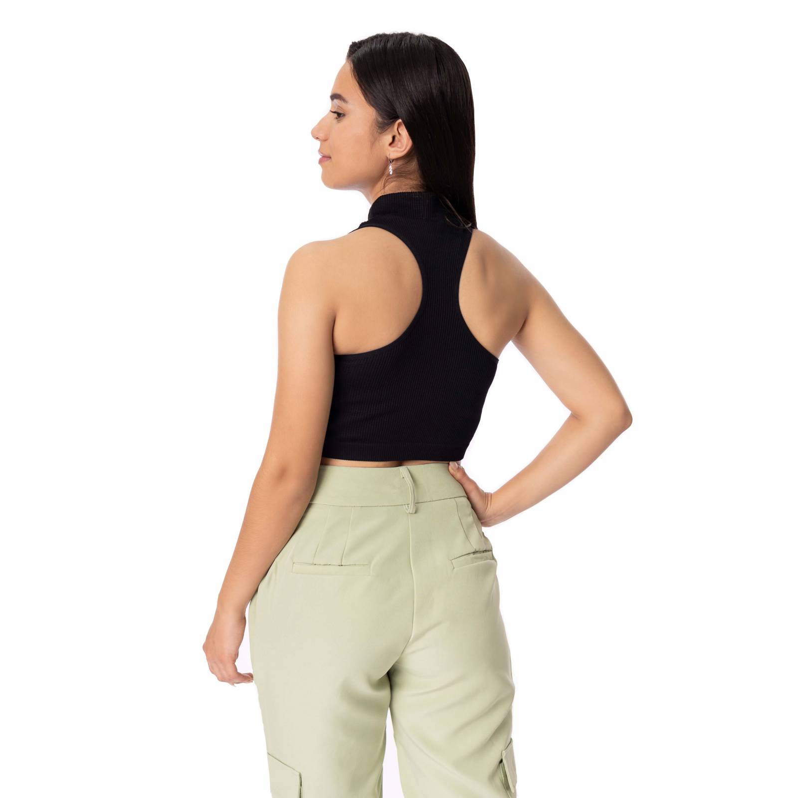 Top de tirantes gruesos y cuello de tortuga.