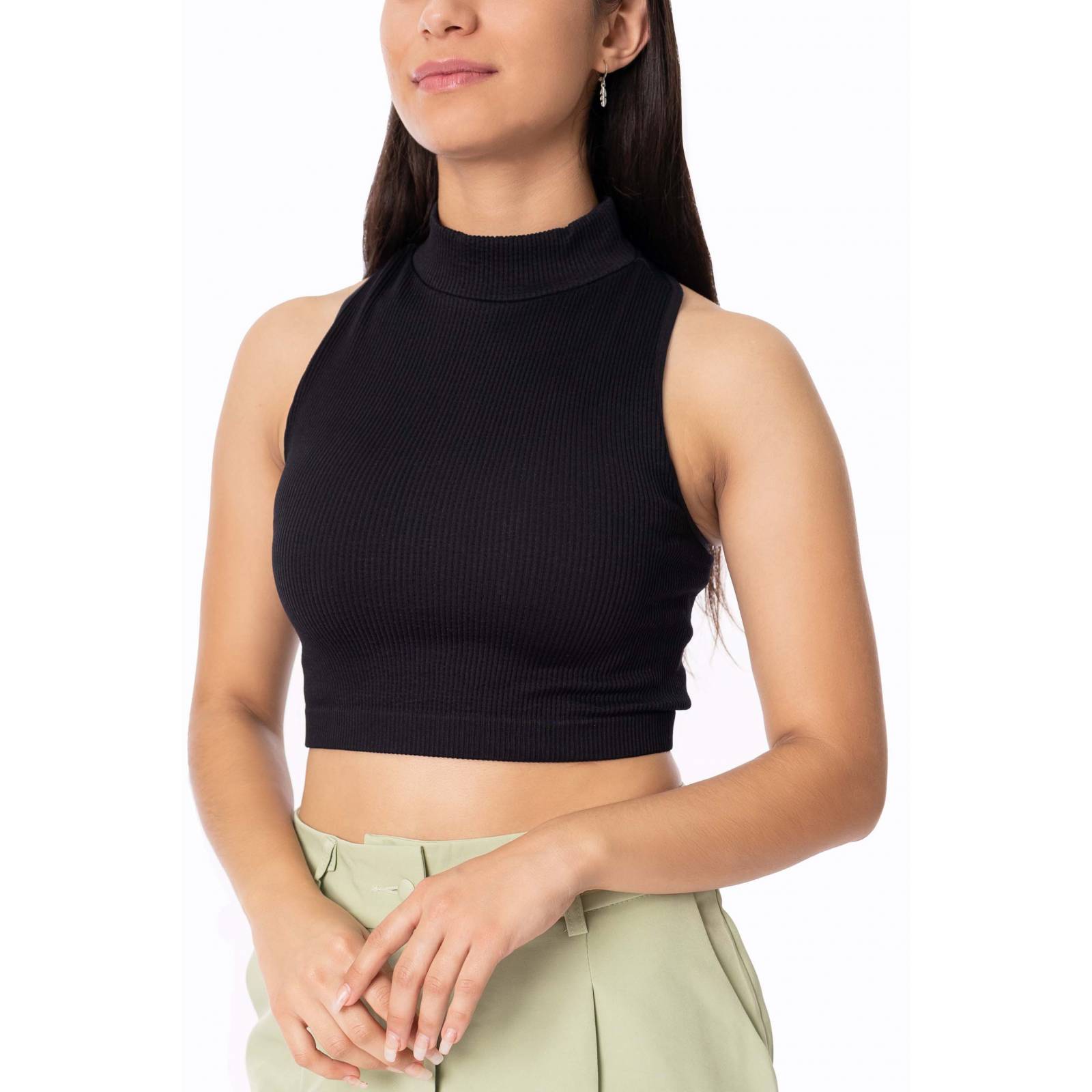 Top de tirantes gruesos y cuello de tortuga.