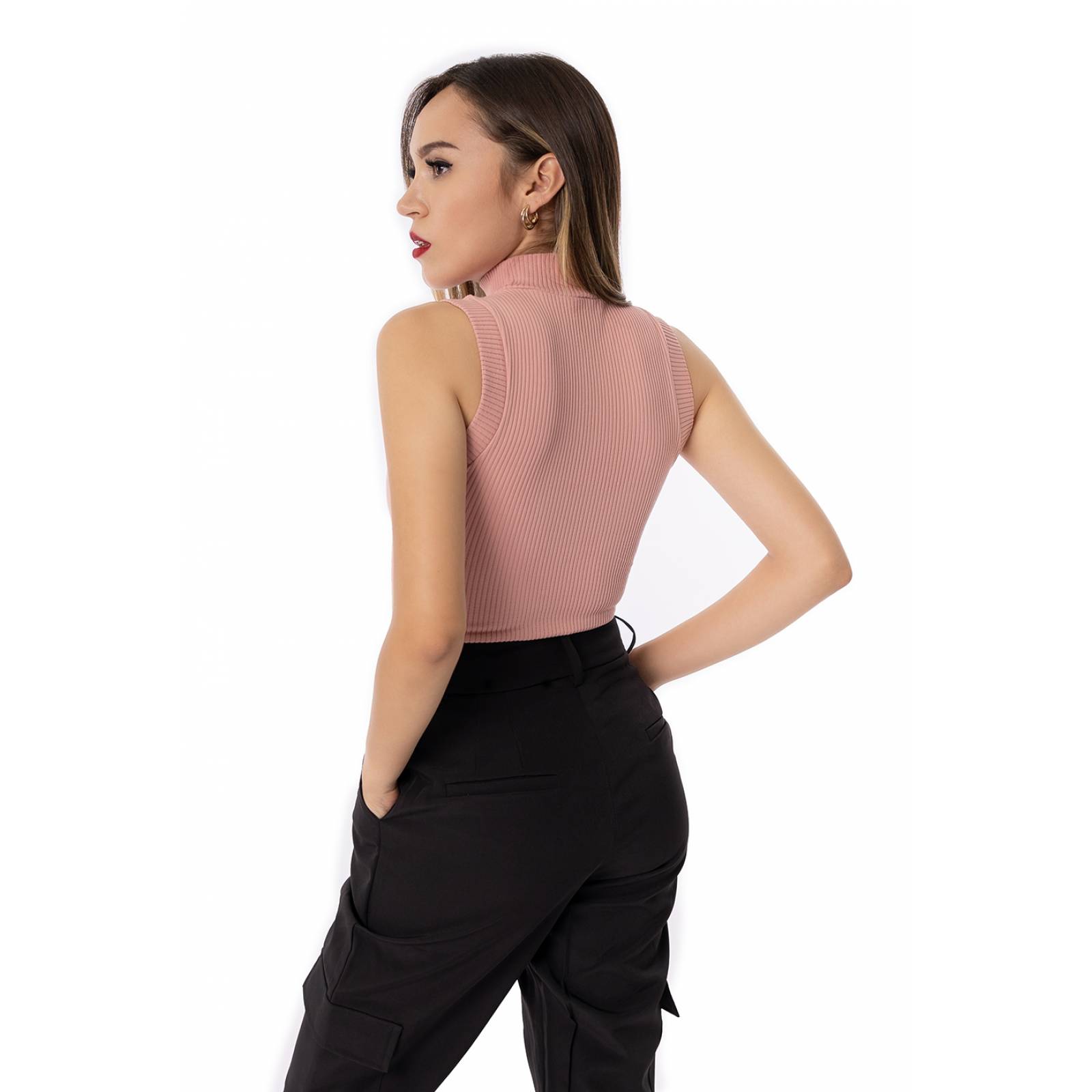 Pantiblusa con cuello de tortuga sin mangas.