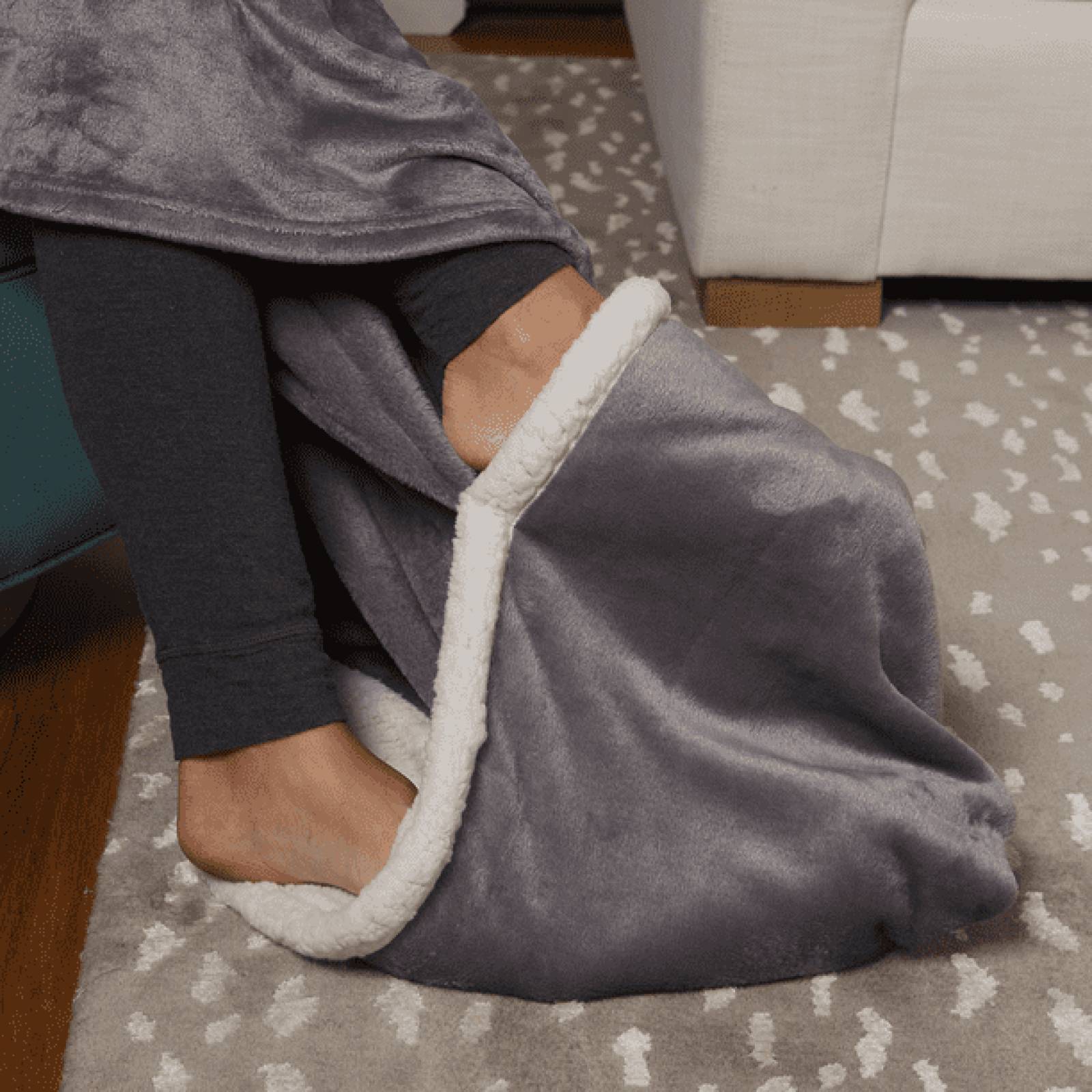 ClimateRight by Cuddl Duds Manta de felpa con bolsillo para los pies, gris sólido, 50" x 70" 