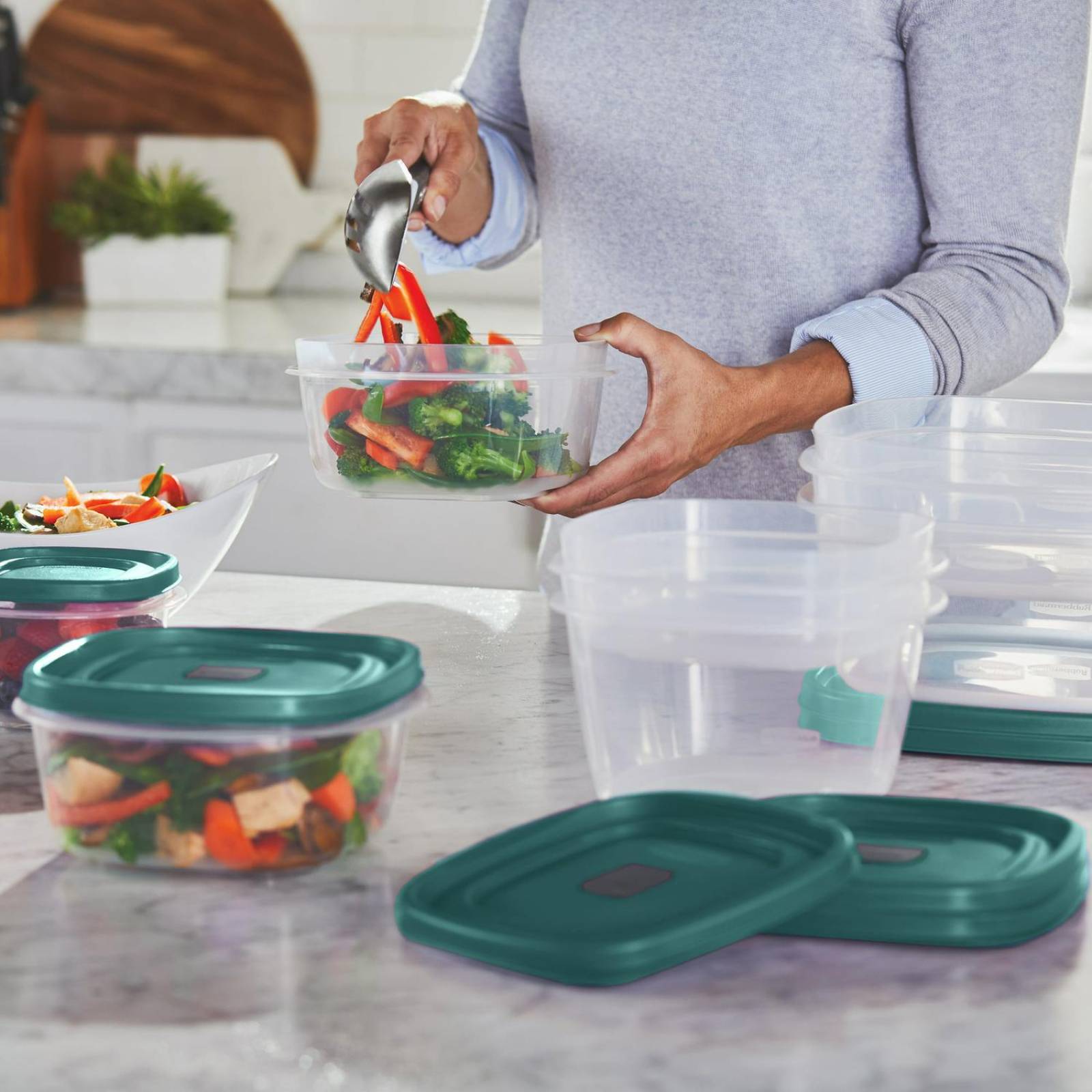 Rubbermaid EasyFindLids Juego de recipientes de almacenamiento de alimentos de plástico de 26 piezas 