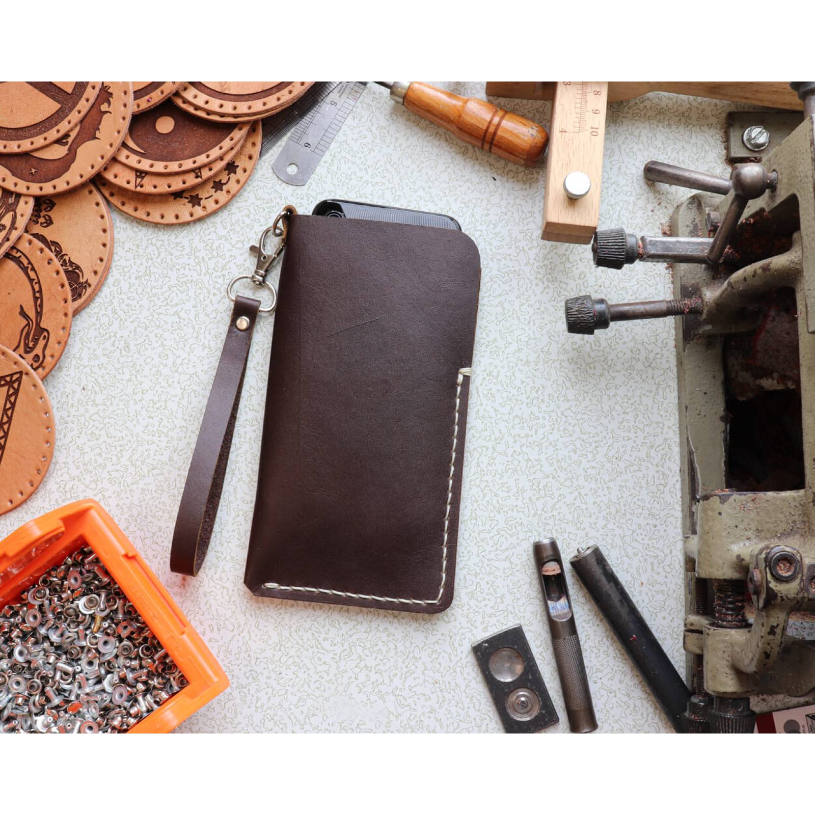 Funda para celular a medida café oscuro
