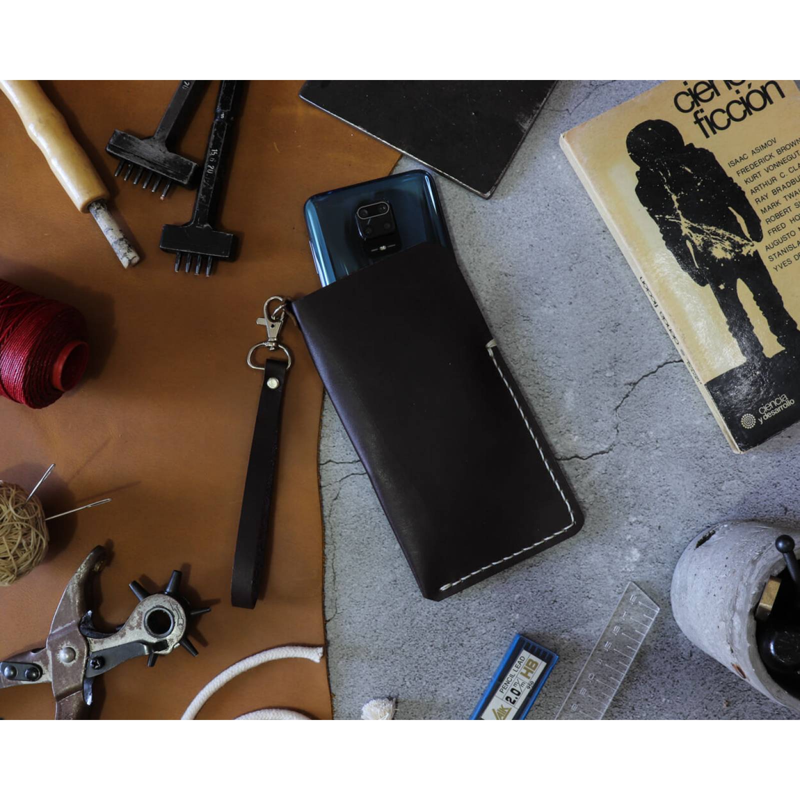 Funda para celular a medida café oscuro