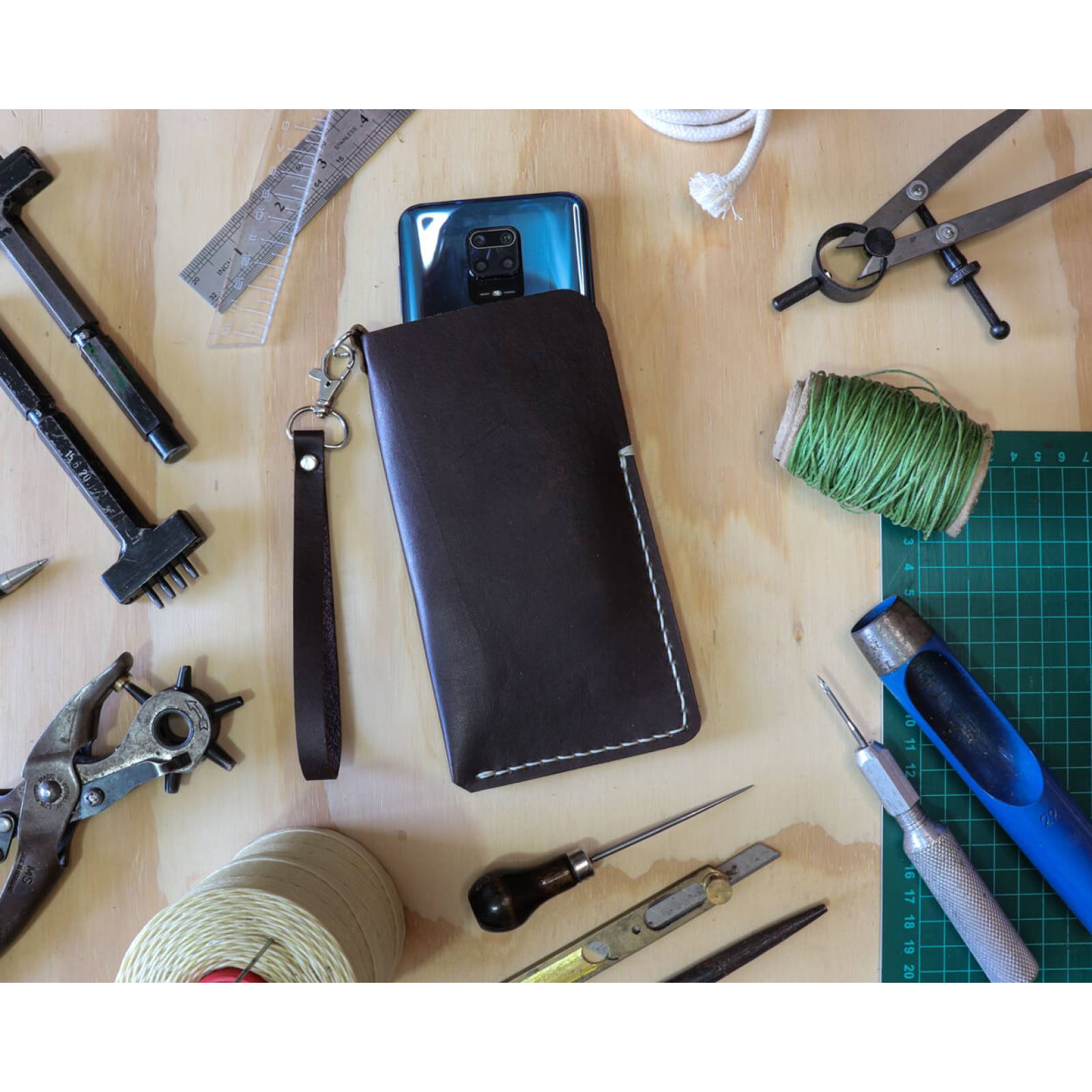 Funda para celular a medida café oscuro