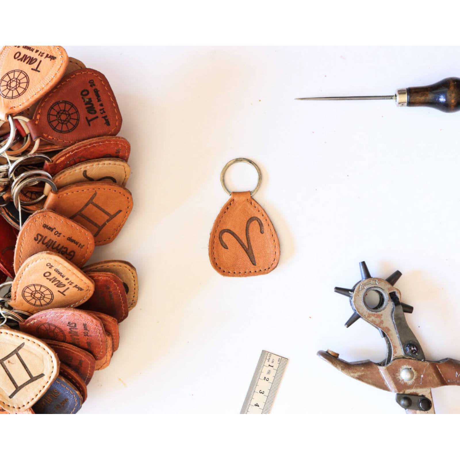 Llaveros con signo del zodiaco - Varios colores