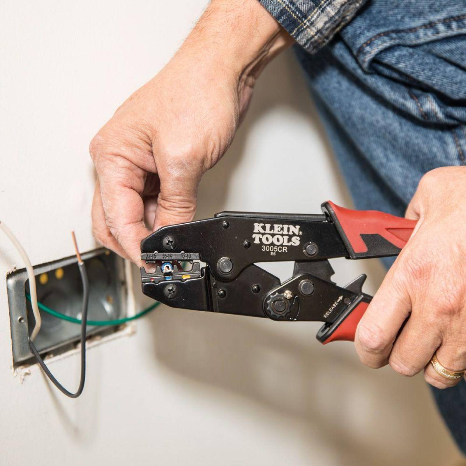 Klein Tools 3005CR Pinza pochadora de 10-22AWG 