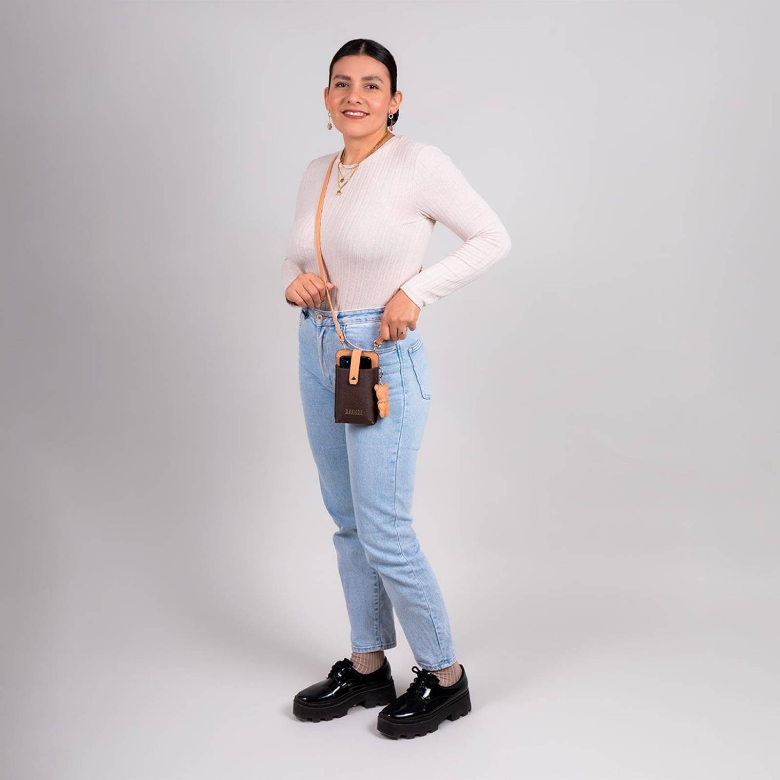 Bolso de dama portacelular Cigarrete mediana MADISON Café NELSON