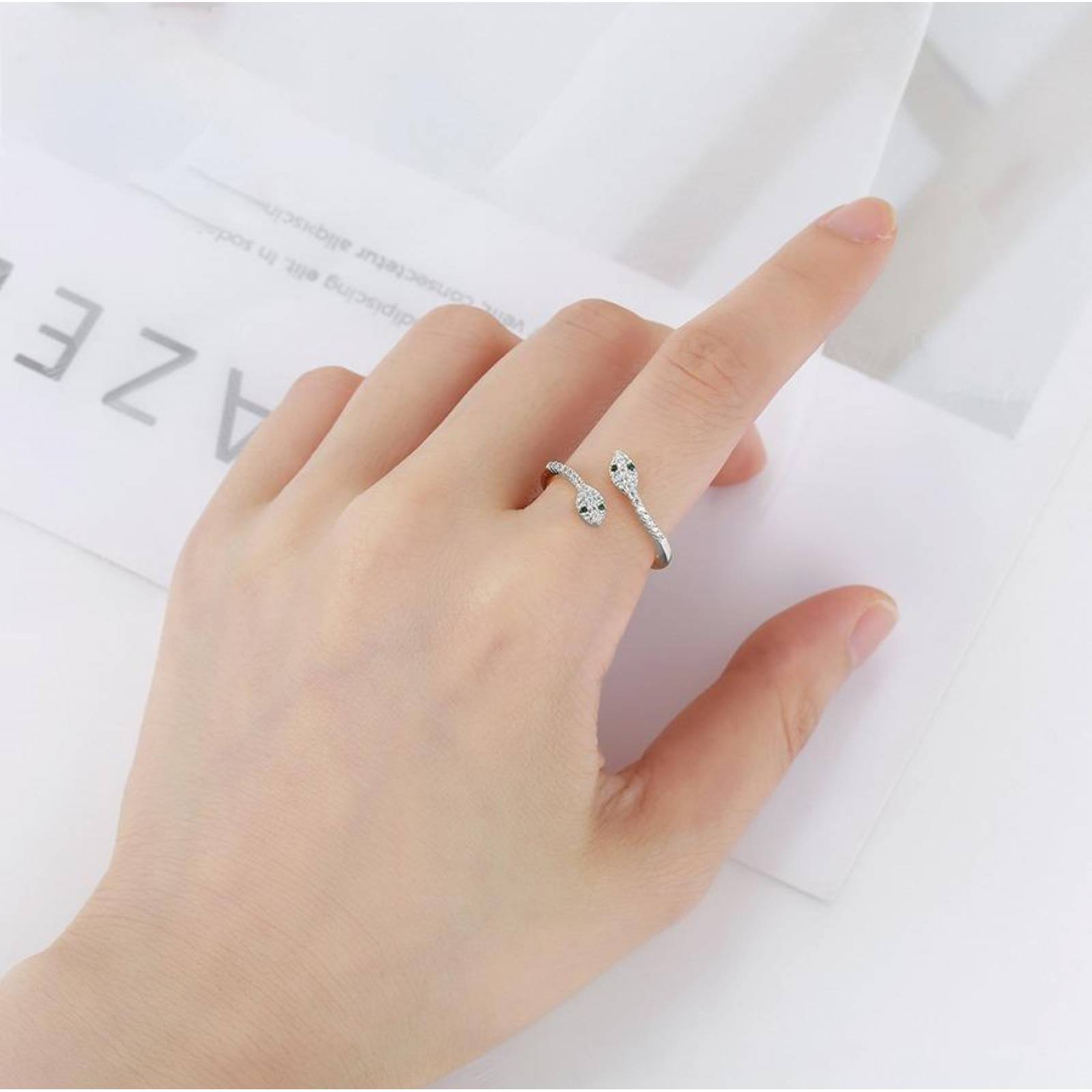 CRISTAL AMOR - Anillo Serpiente Esmeraldas Y Cristales Oro 14k Laminado Ajustable Blanco