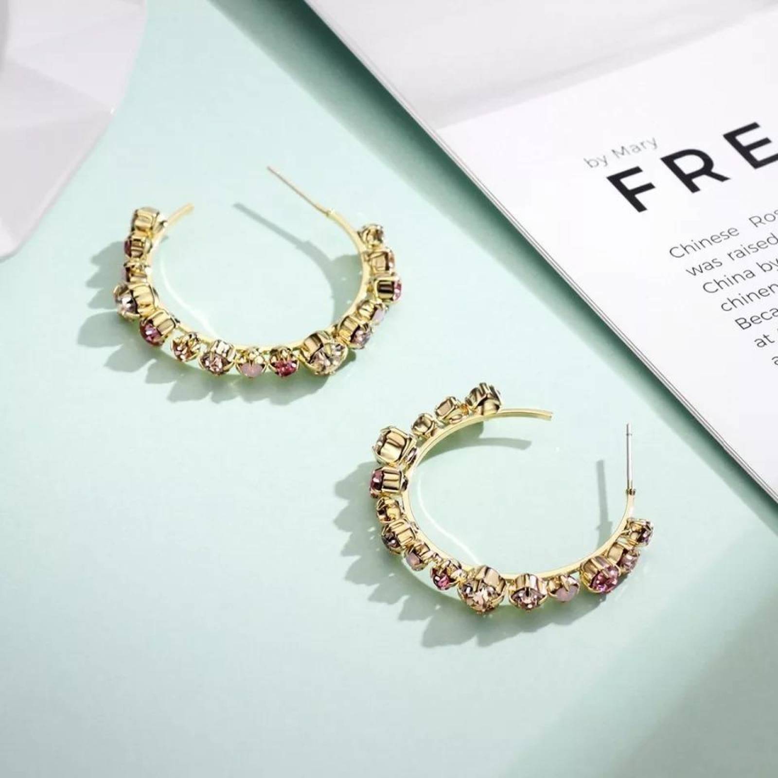 CRISTAL AMOR - Medias Arracadas Brillantes Cristal Oro 18k Laminado 