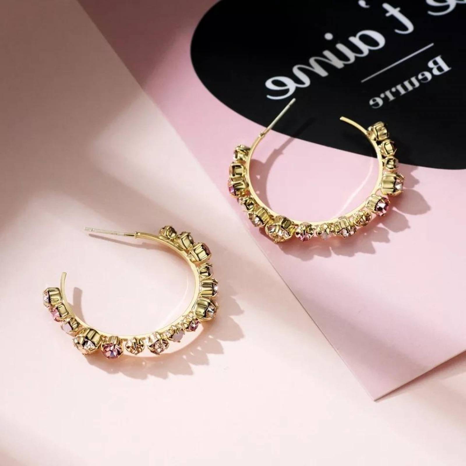 CRISTAL AMOR - Medias Arracadas Brillantes Cristal Oro 18k Laminado 