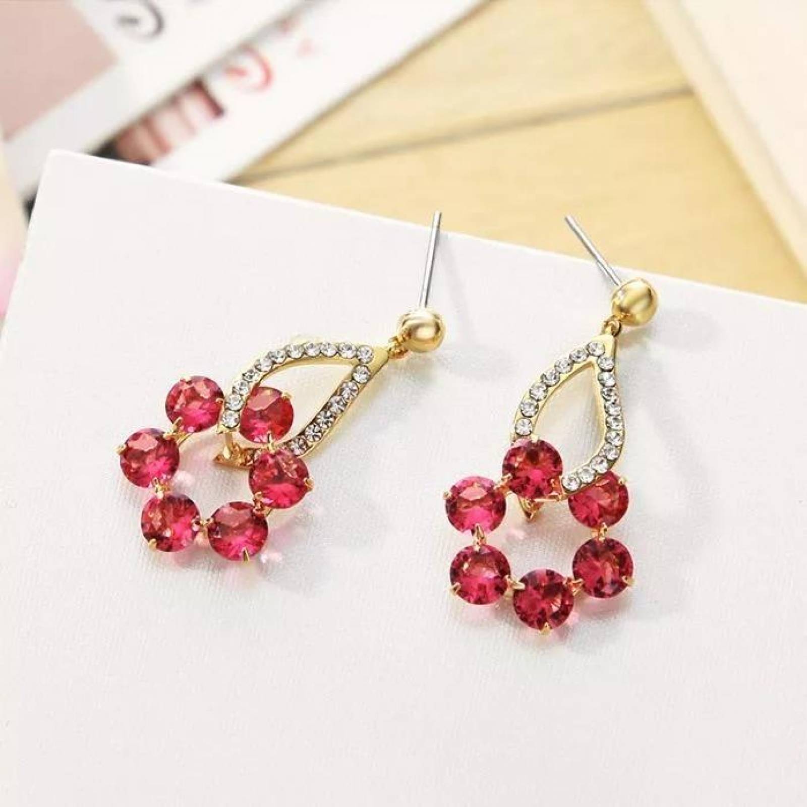 CRISTAL AMOR - Aretes Largos Oro 24k Laminado Con Rubi Y Cristal  