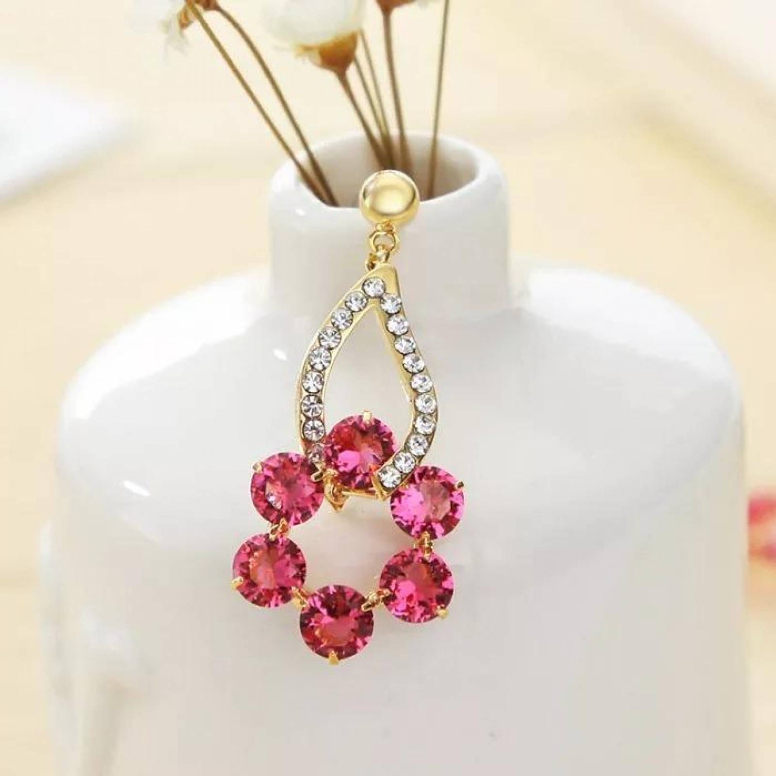 CRISTAL AMOR - Aretes Largos Oro 24k Laminado Con Rubi Y Cristal  