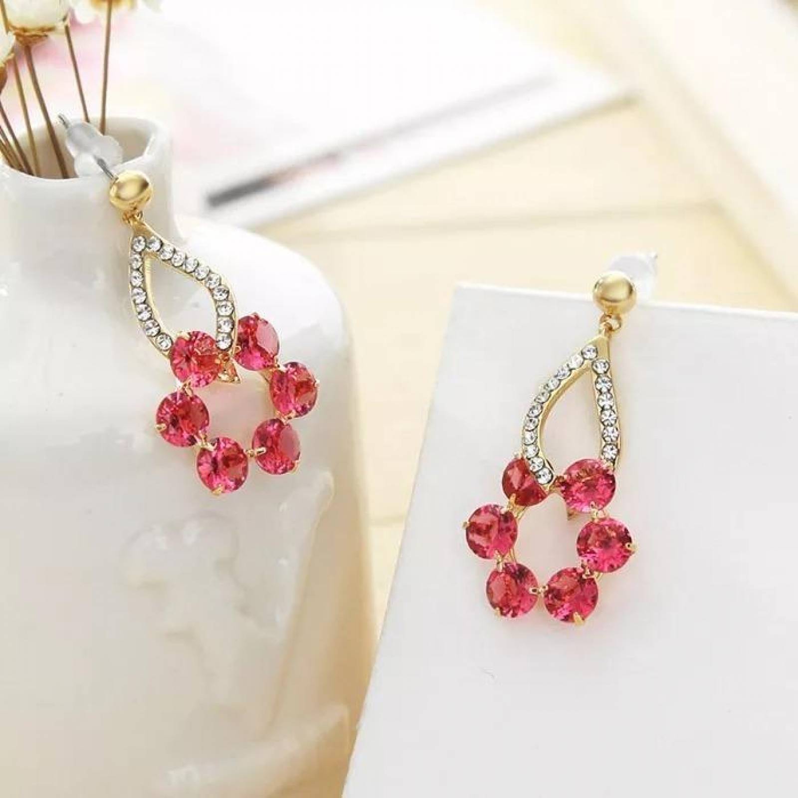 CRISTAL AMOR - Aretes Largos Oro 24k Laminado Con Rubi Y Cristal  