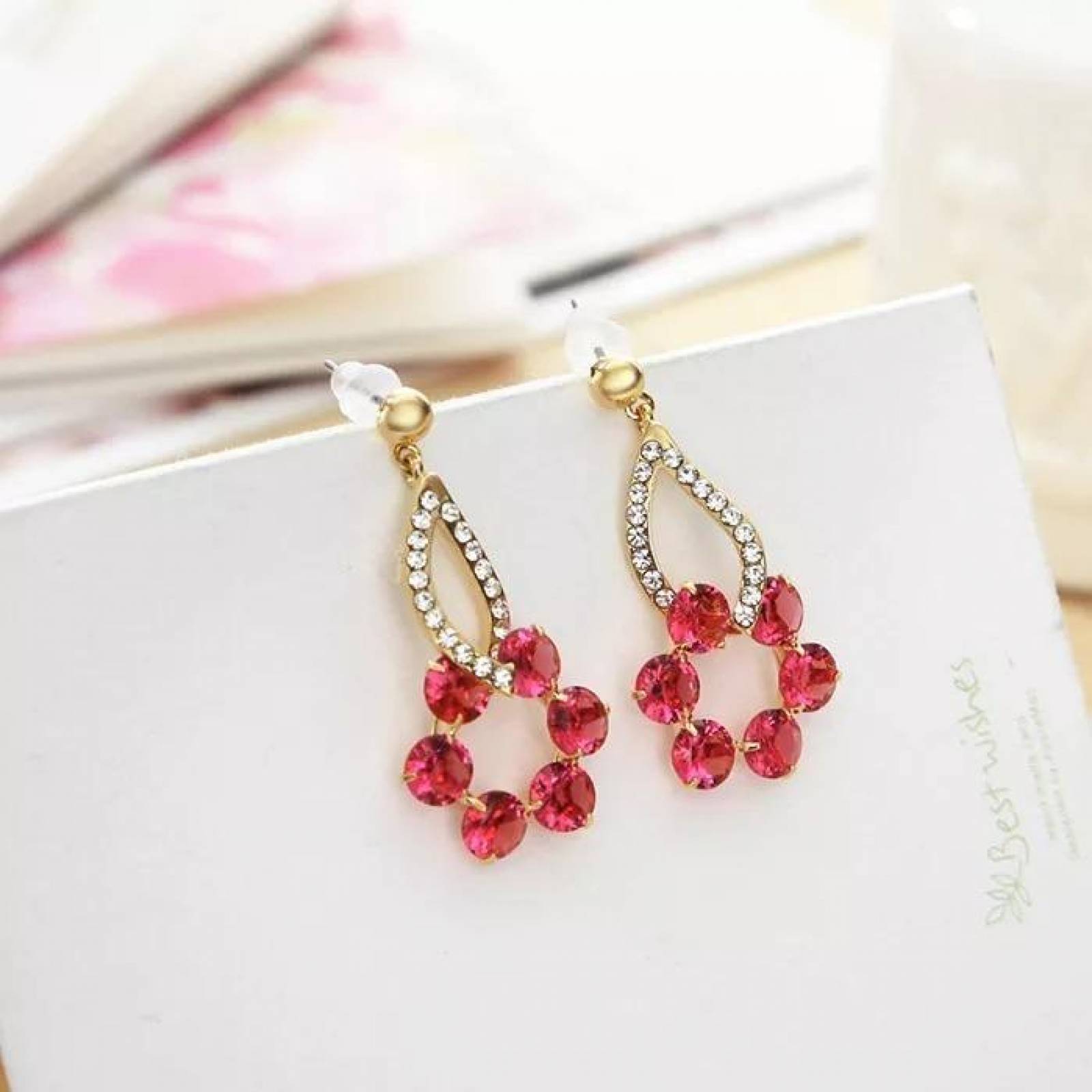 CRISTAL AMOR - Aretes Largos Oro 24k Laminado Con Rubi Y Cristal  