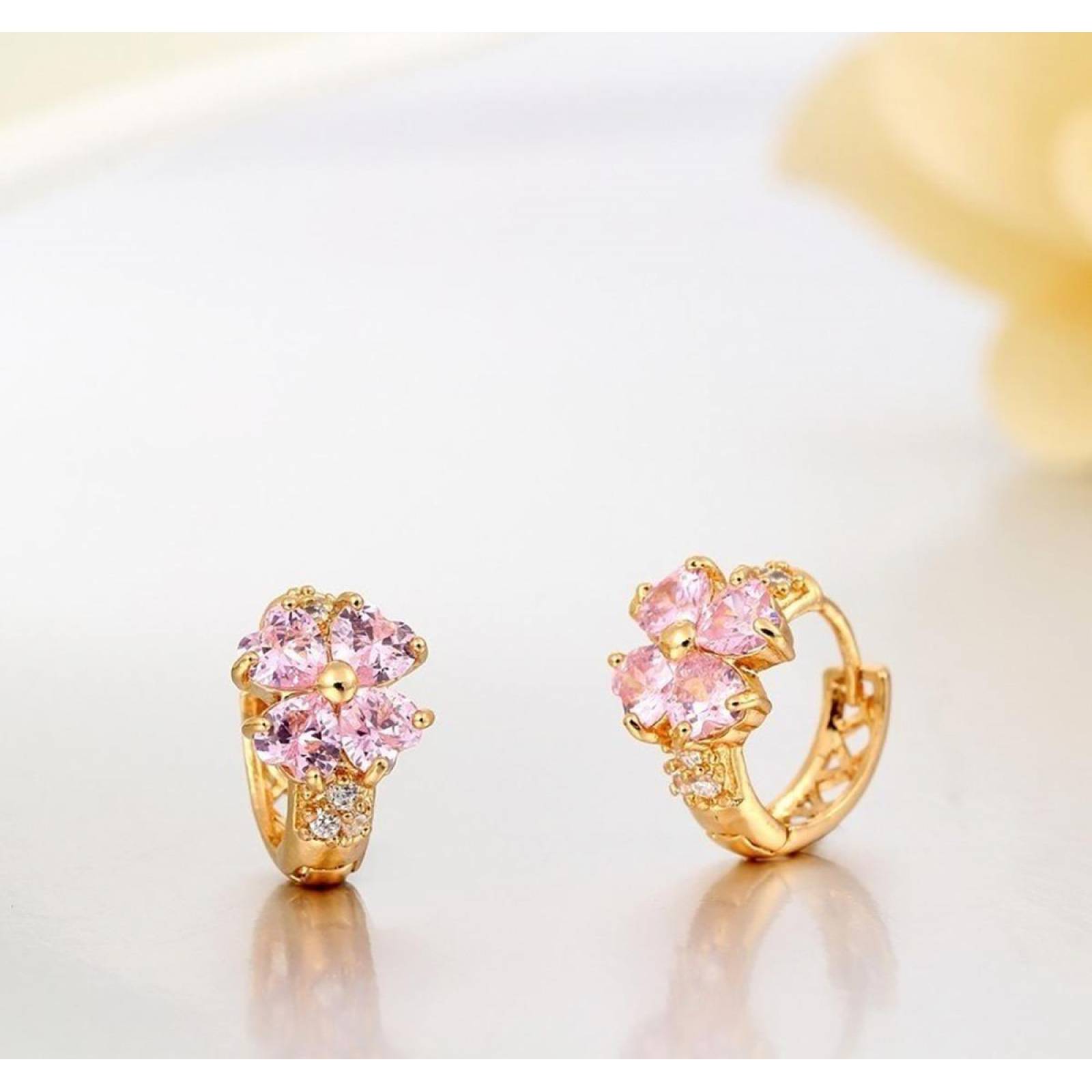 CRISTAL AMOR - Arracadas Huggies Flor Cristales Para Niña Oro Laminado Rosa