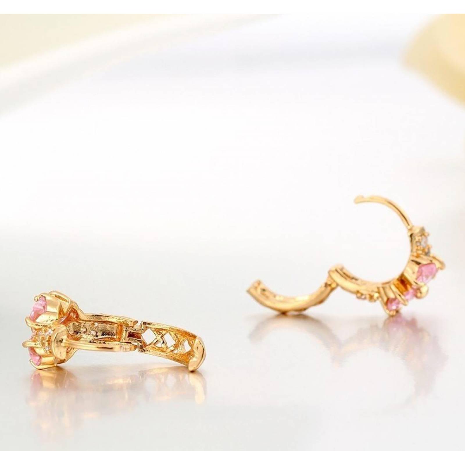 CRISTAL AMOR - Arracadas Huggies Flor Cristales Para Niña Oro Laminado Rosa