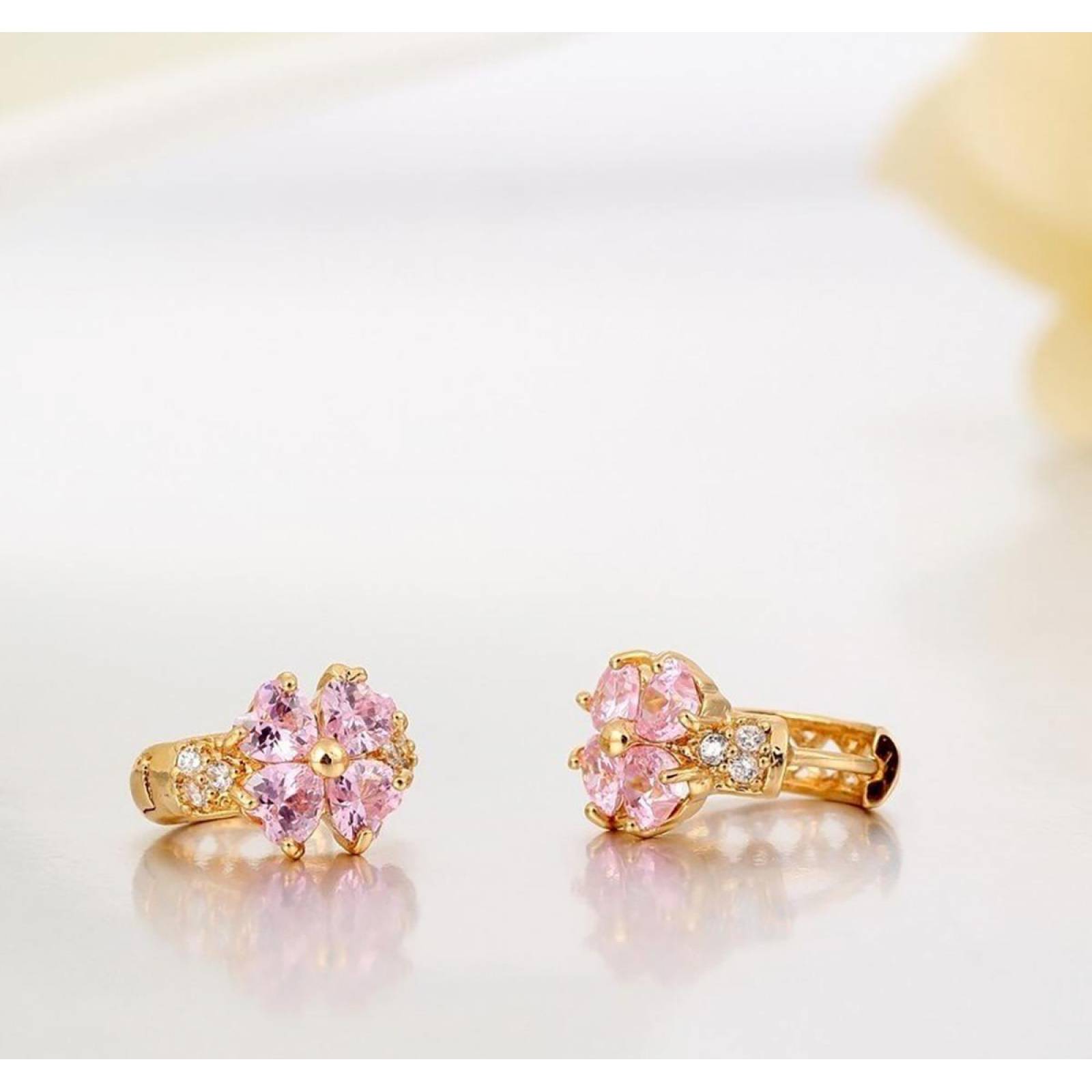 CRISTAL AMOR - Arracadas Huggies Flor Cristales Para Niña Oro Laminado Rosa