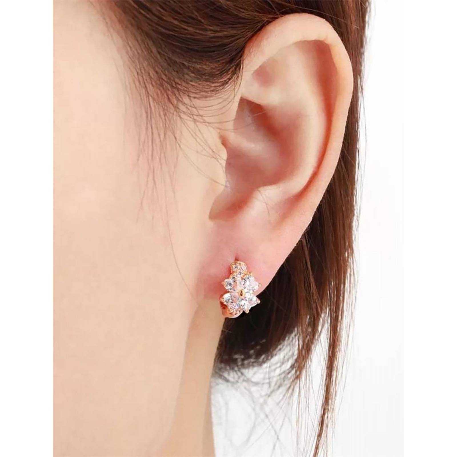 CRISTAL AMOR - Arracadas Huggies Flor Cristales Para Niña Oro Laminado Blanco