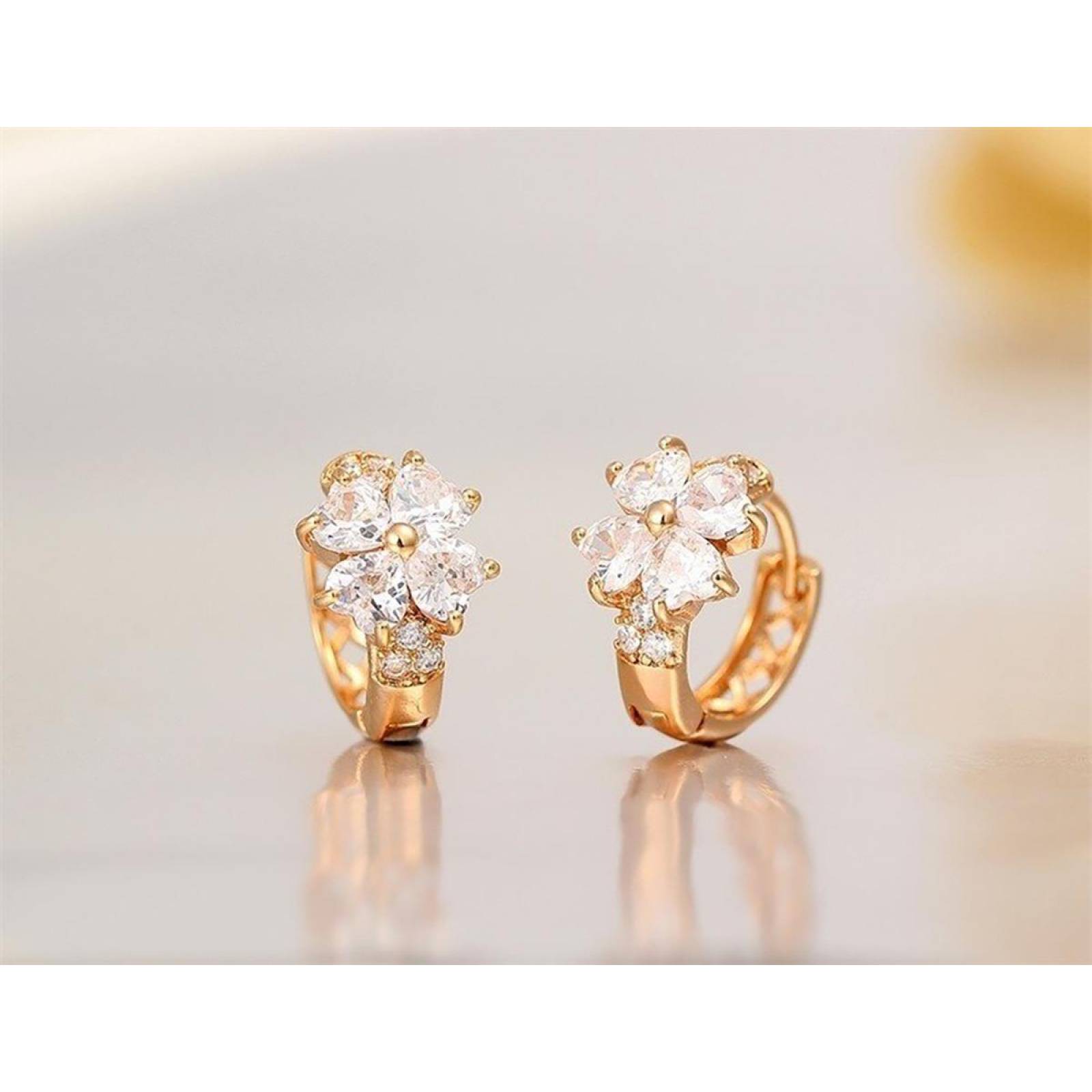 CRISTAL AMOR - Arracadas Huggies Flor Cristales Para Niña Oro Laminado Blanco