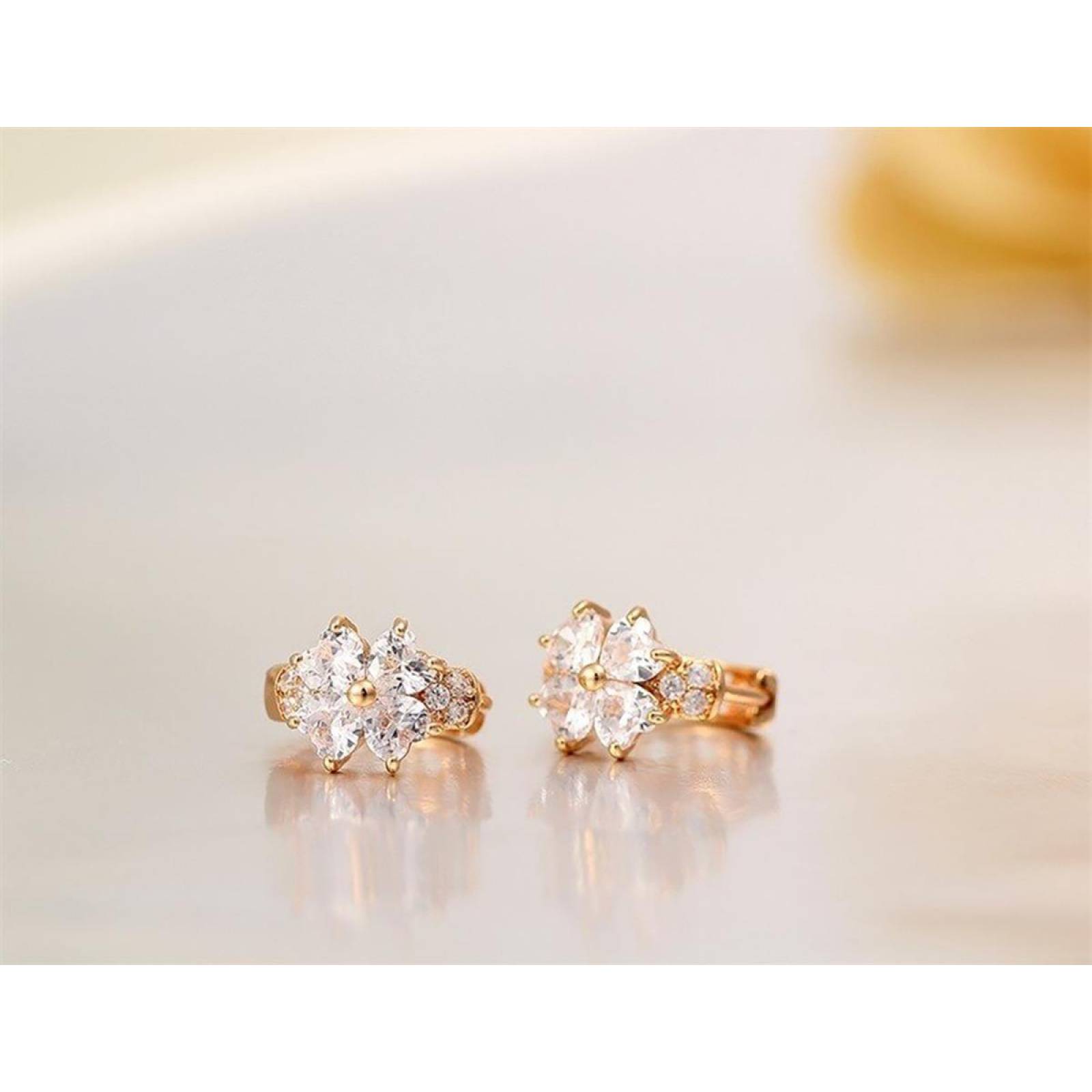 CRISTAL AMOR - Arracadas Huggies Flor Cristales Para Niña Oro Laminado Blanco
