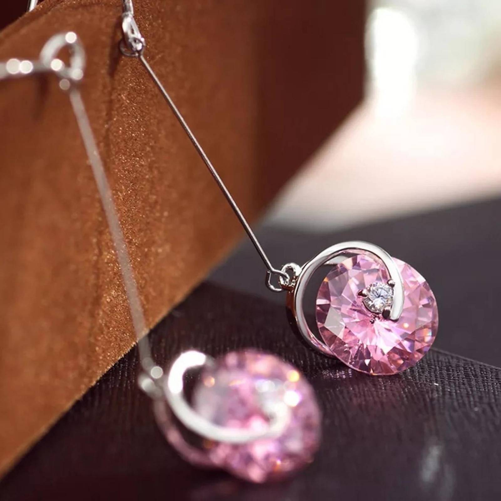 CRISTAL AMOR - Aretes Largos con Cristales Oro Laminado 18k Lam Fiusha