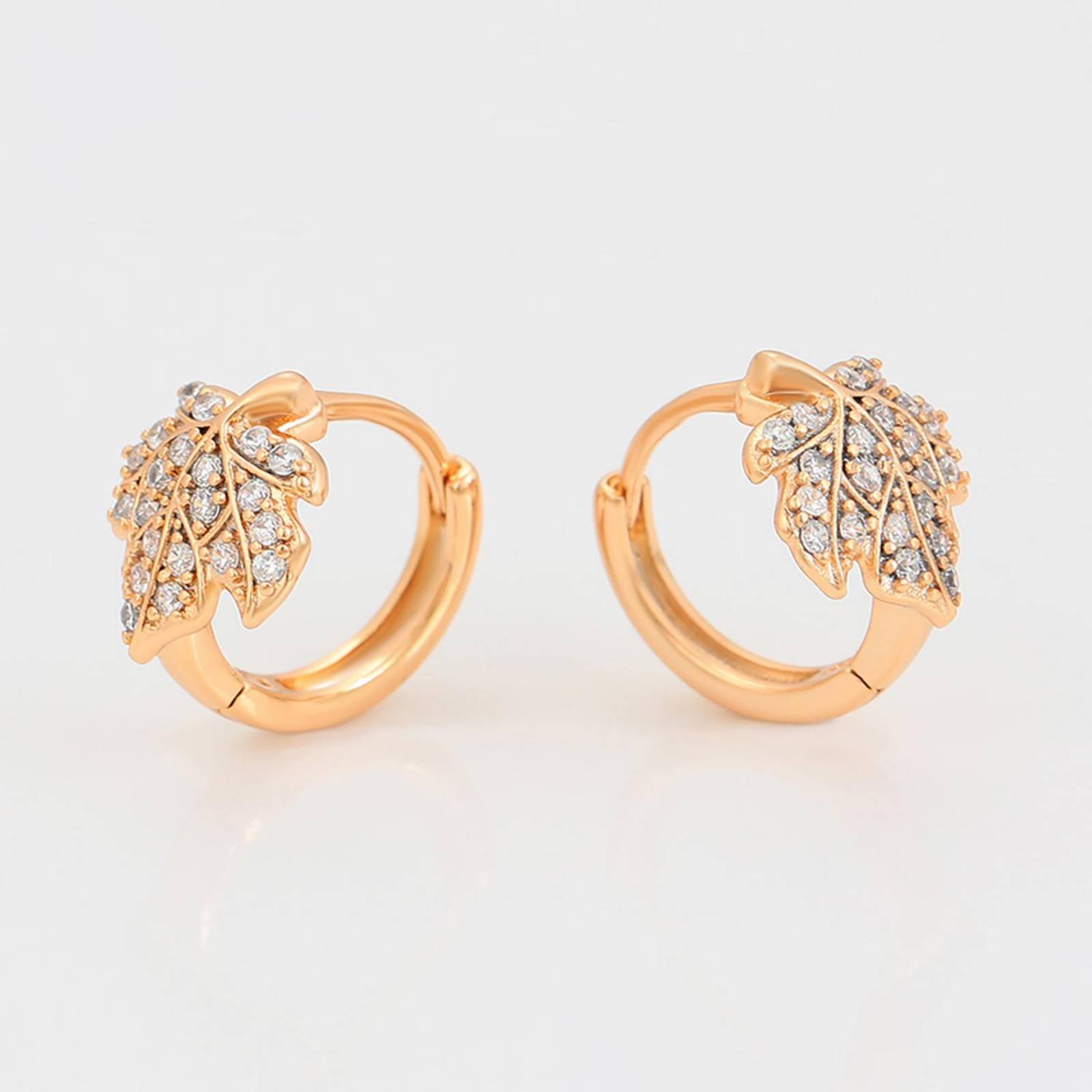 CRISTAL AMOR - Finos Aretes Arracadas Hoja Maple Cristales Oro 18K Laminado Dorado