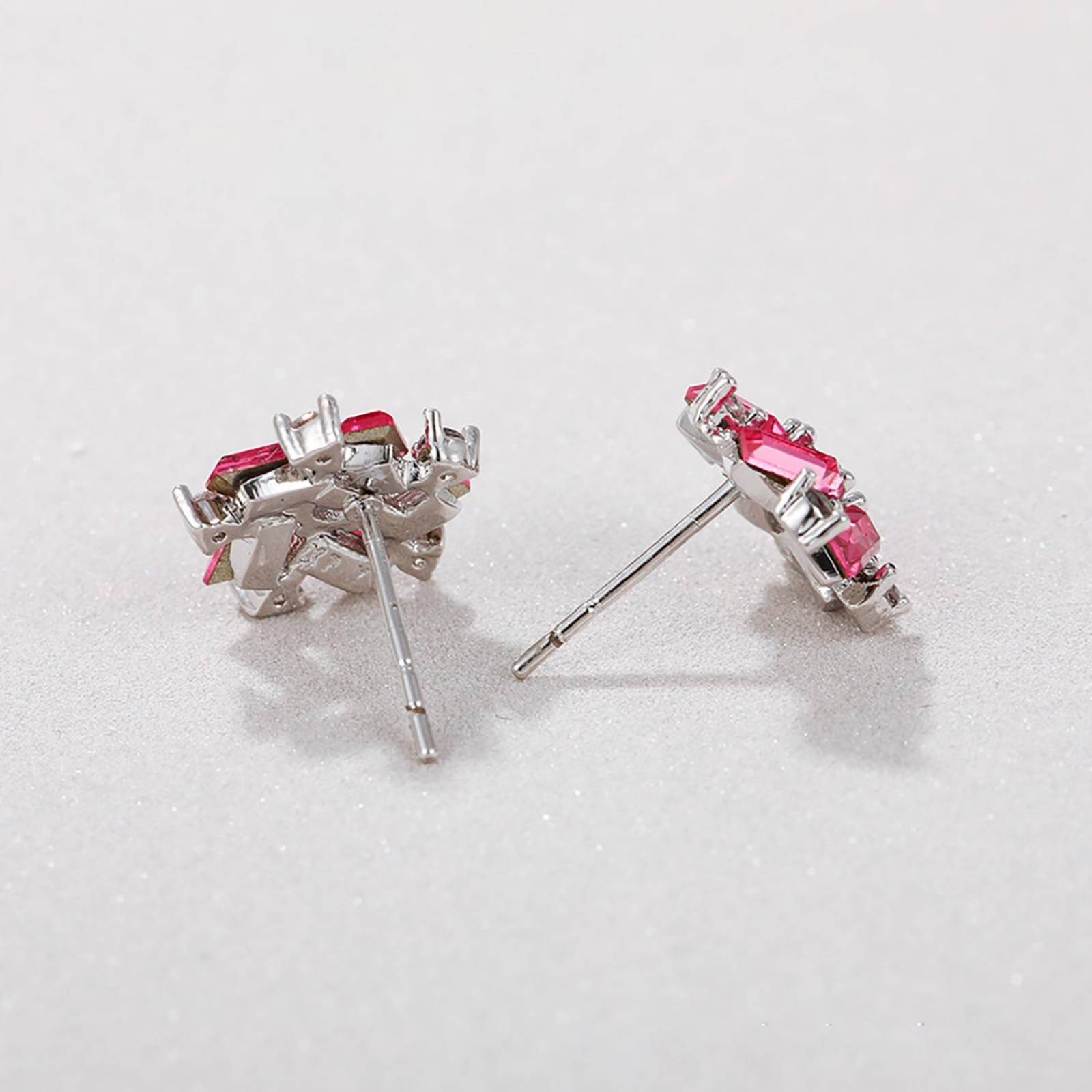 CRISTAL AMOR - Aretes Broquel Flor Dama Cristales y Rubí Oro Blanco 14K Laminado Rojo