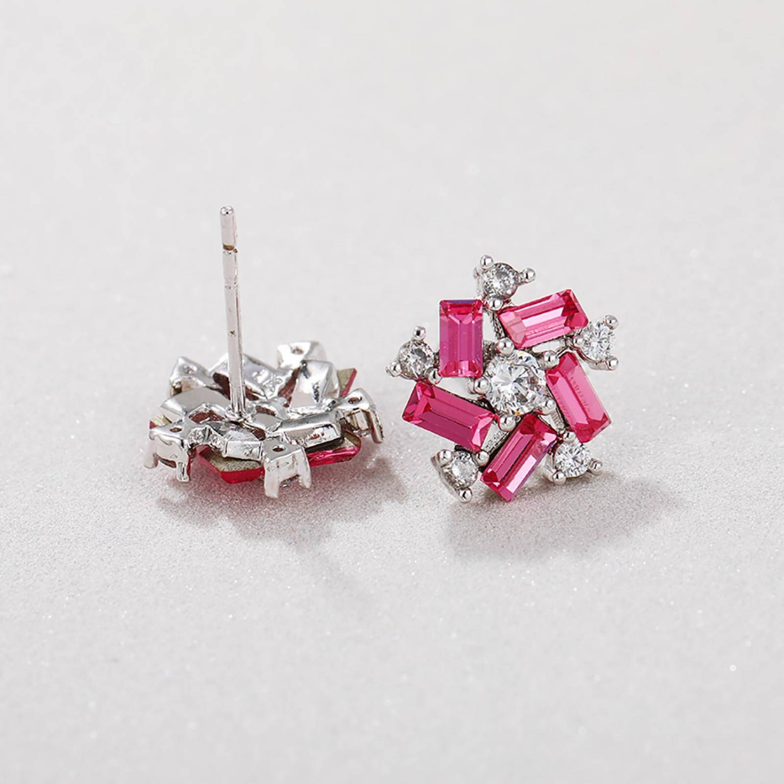 CRISTAL AMOR - Aretes Broquel Flor Dama Cristales y Rubí Oro Blanco 14K Laminado Rojo